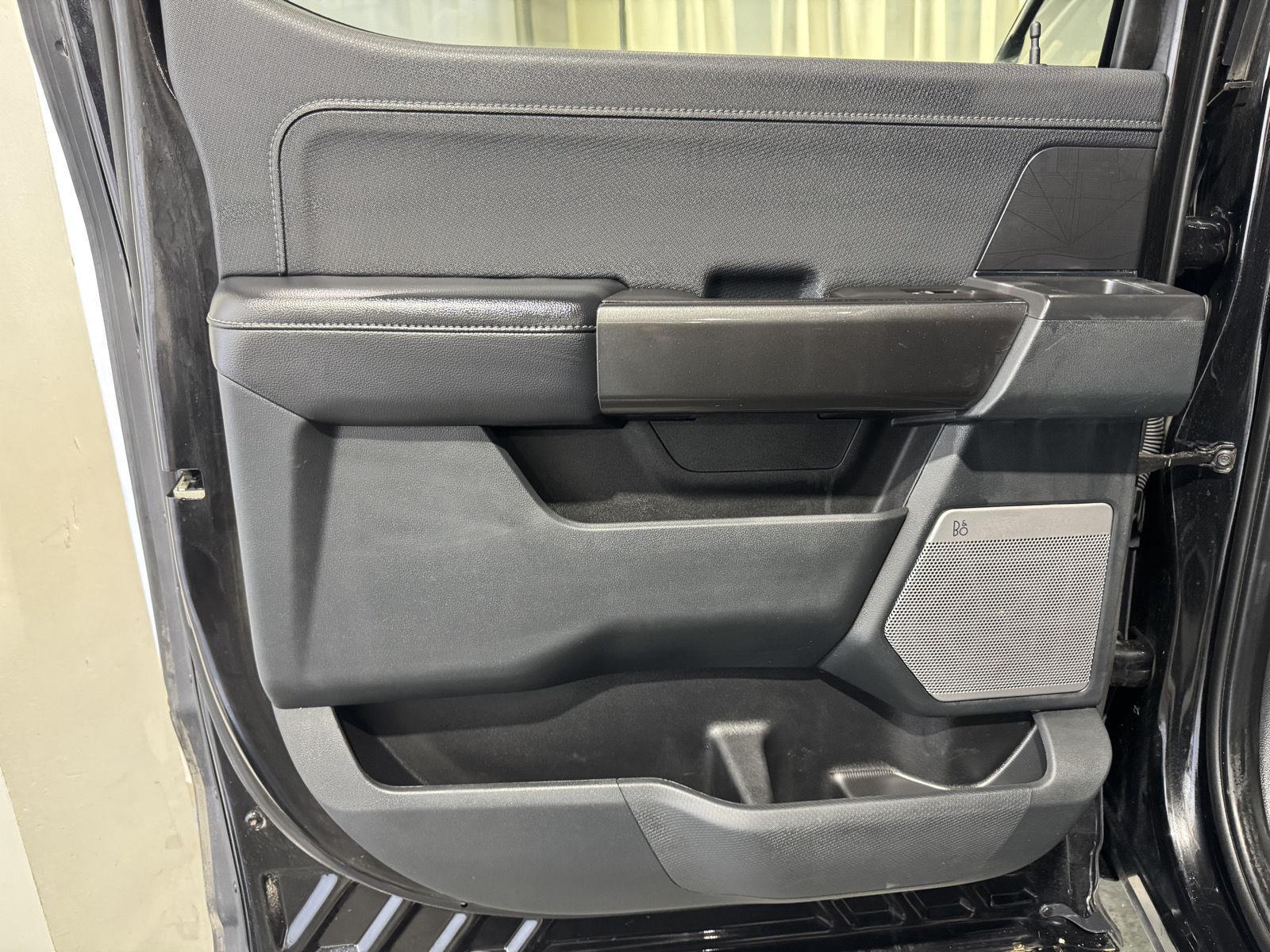 Vehicle photo 29