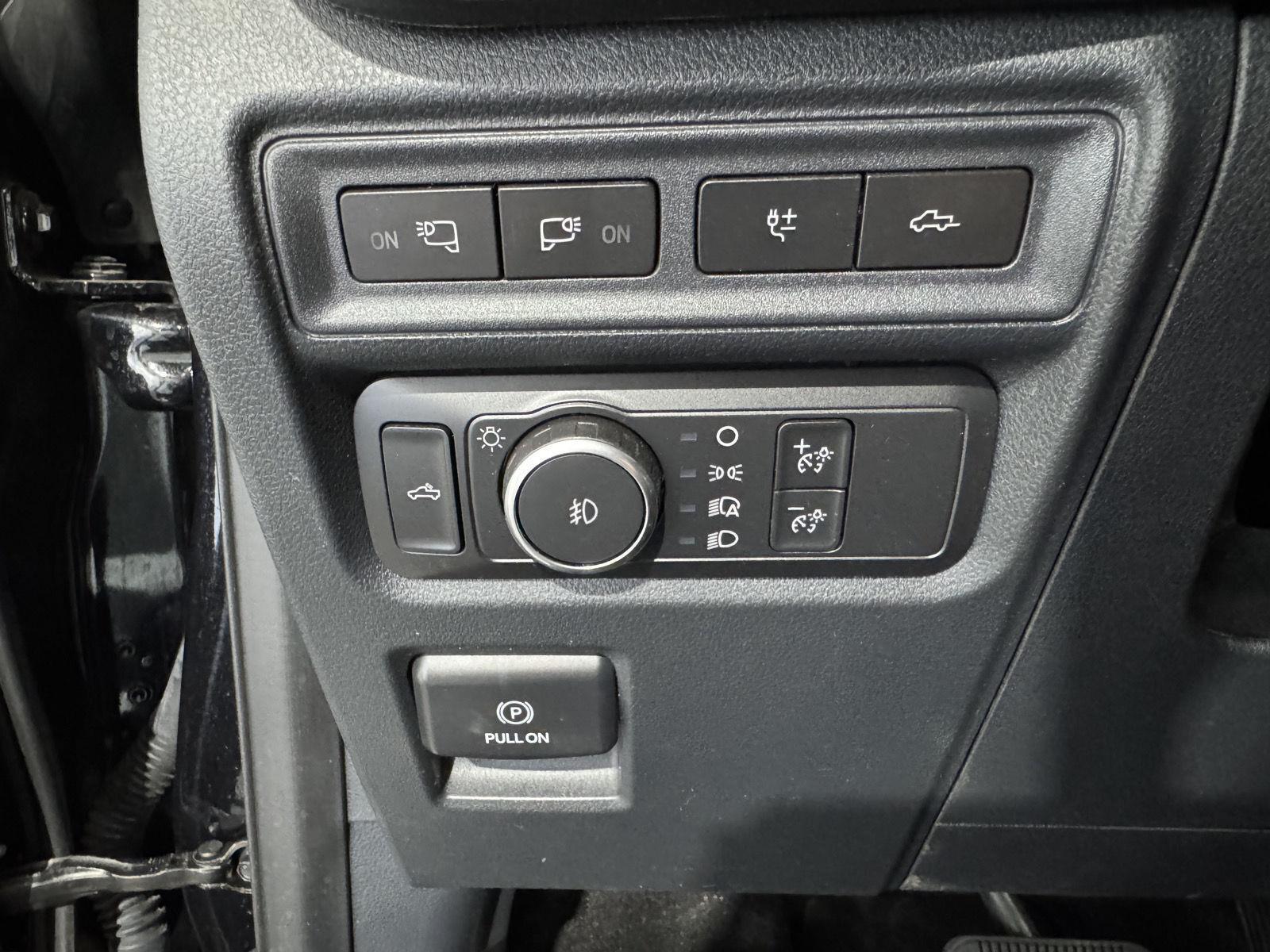 Vehicle photo 31