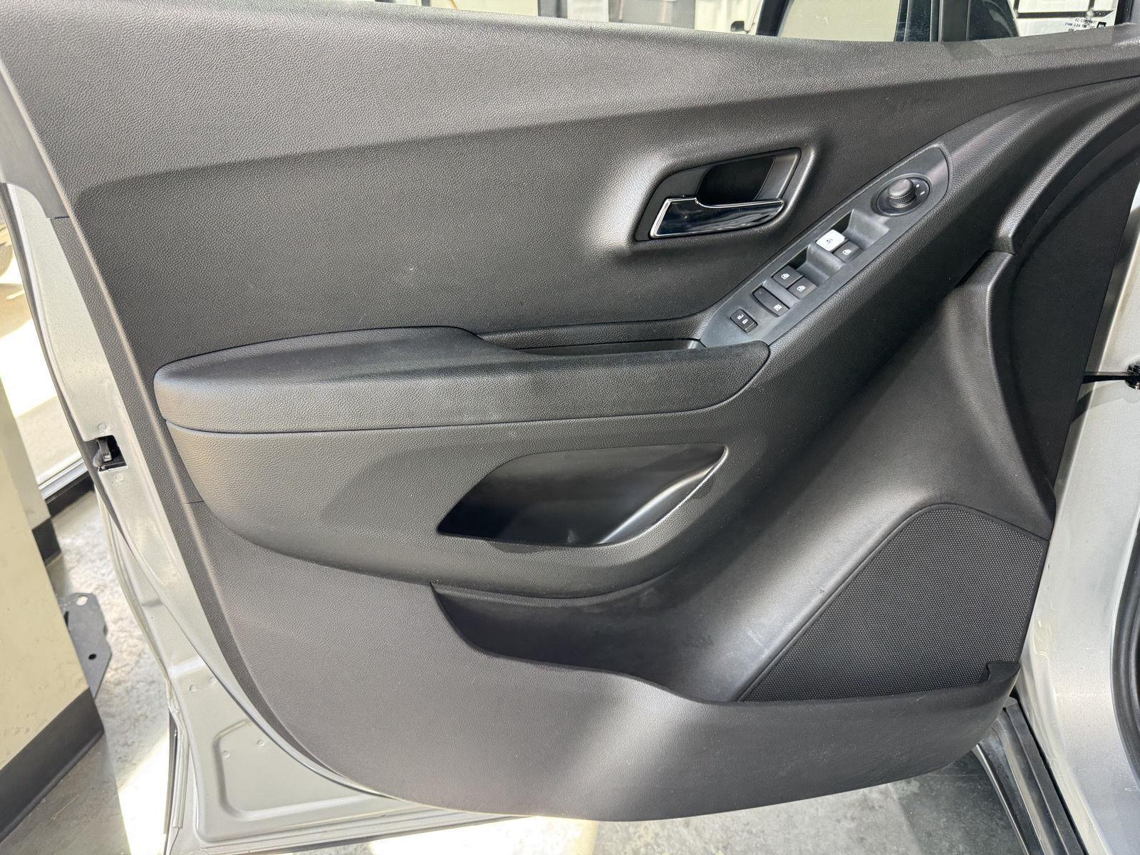 Vehicle photo 17