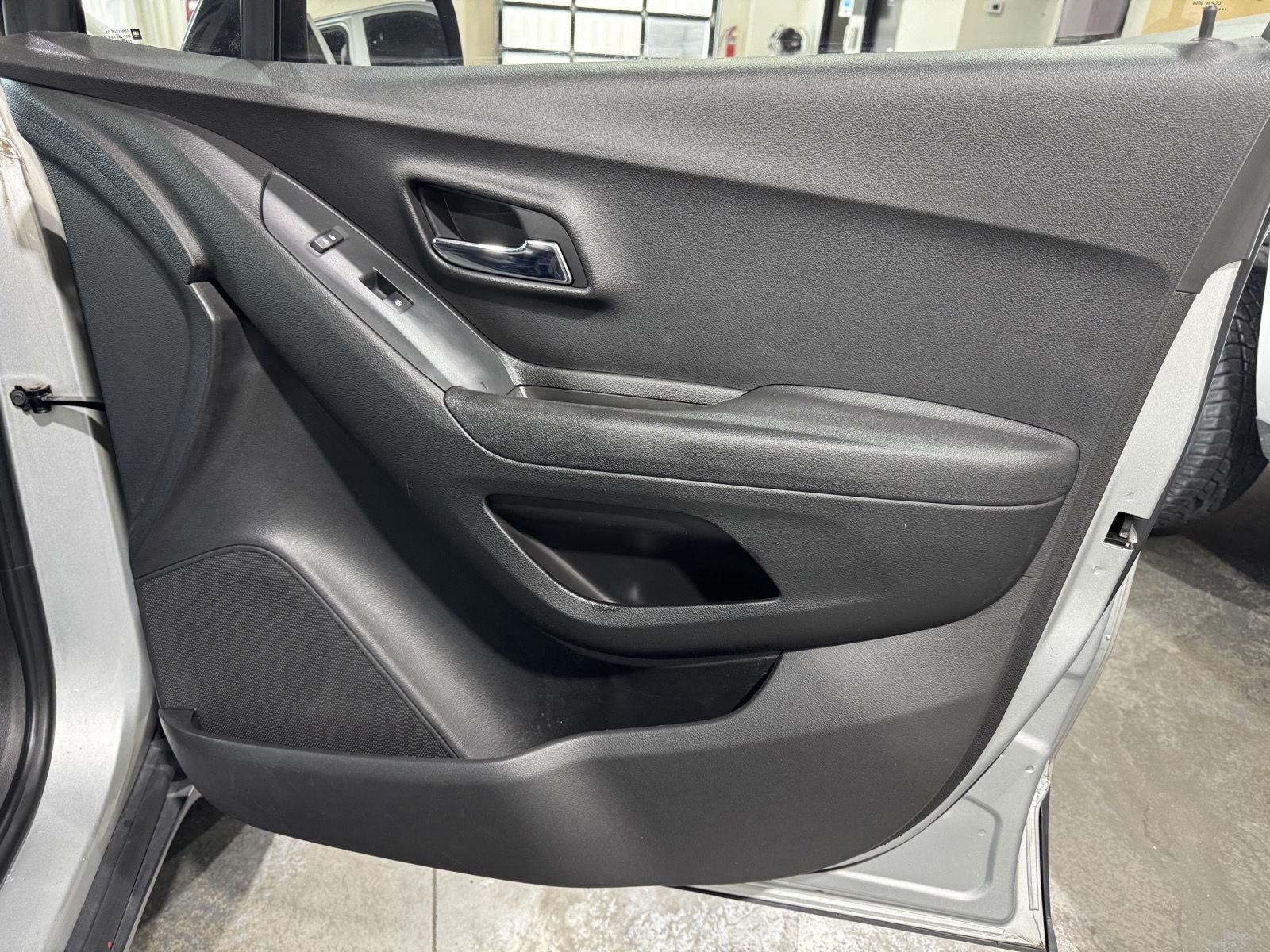 Vehicle photo 24