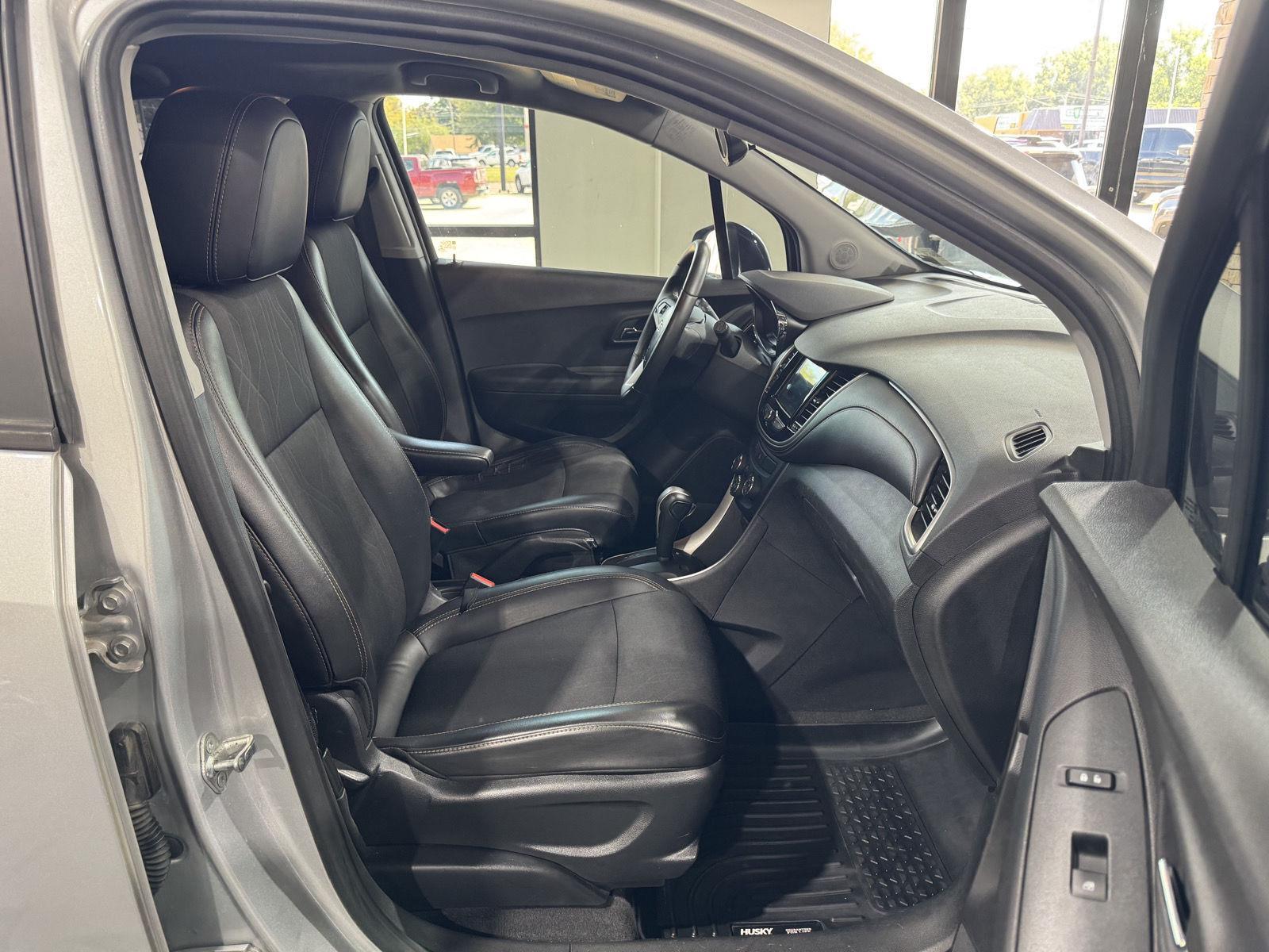 Vehicle photo 25