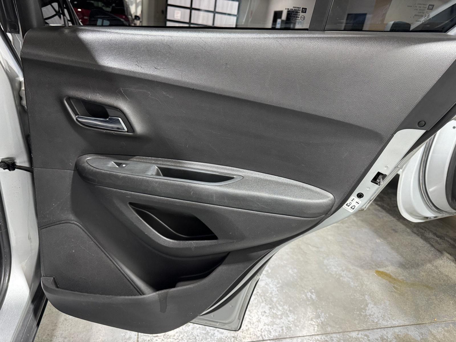 Vehicle photo 27
