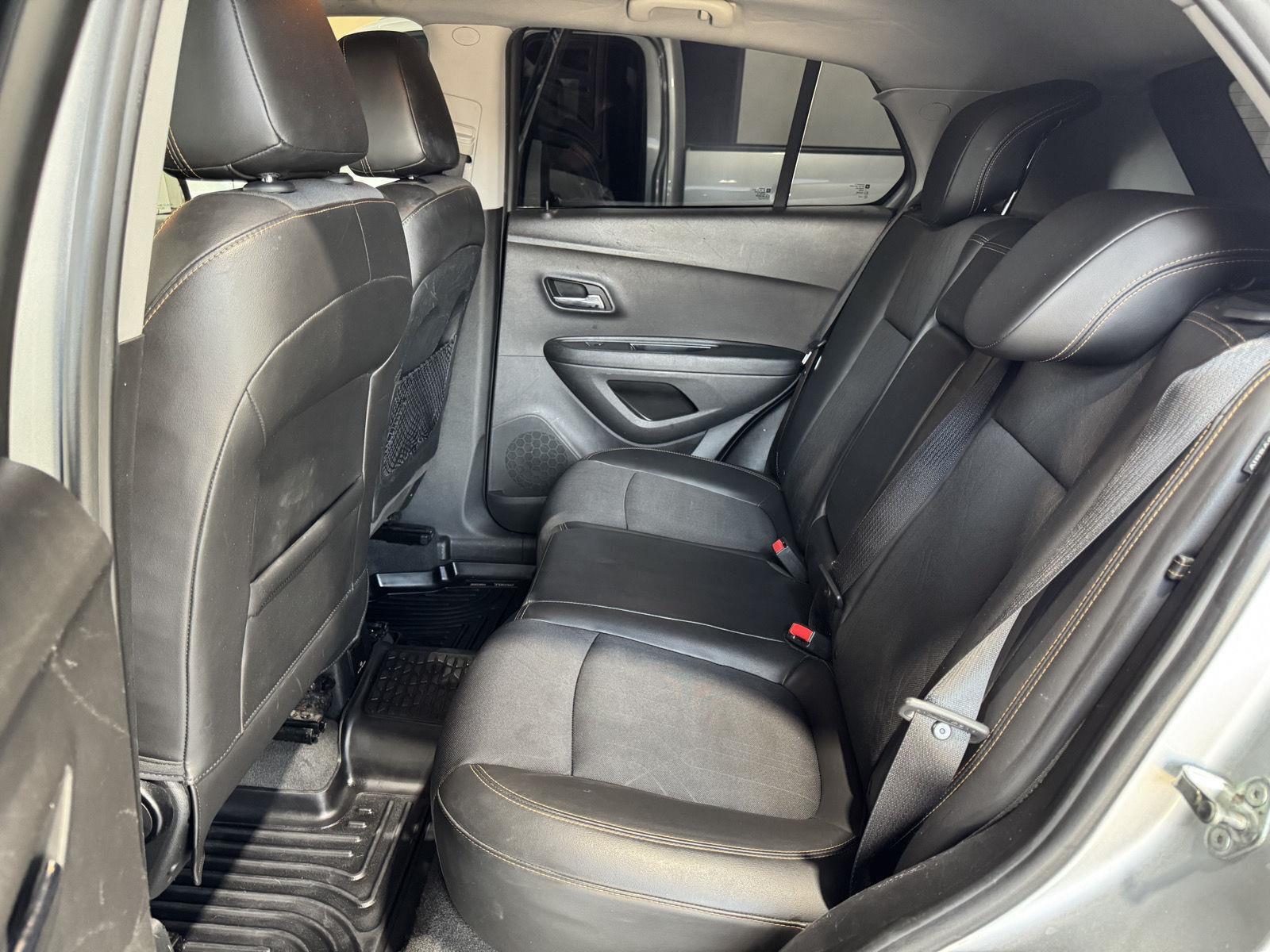 Vehicle photo 30