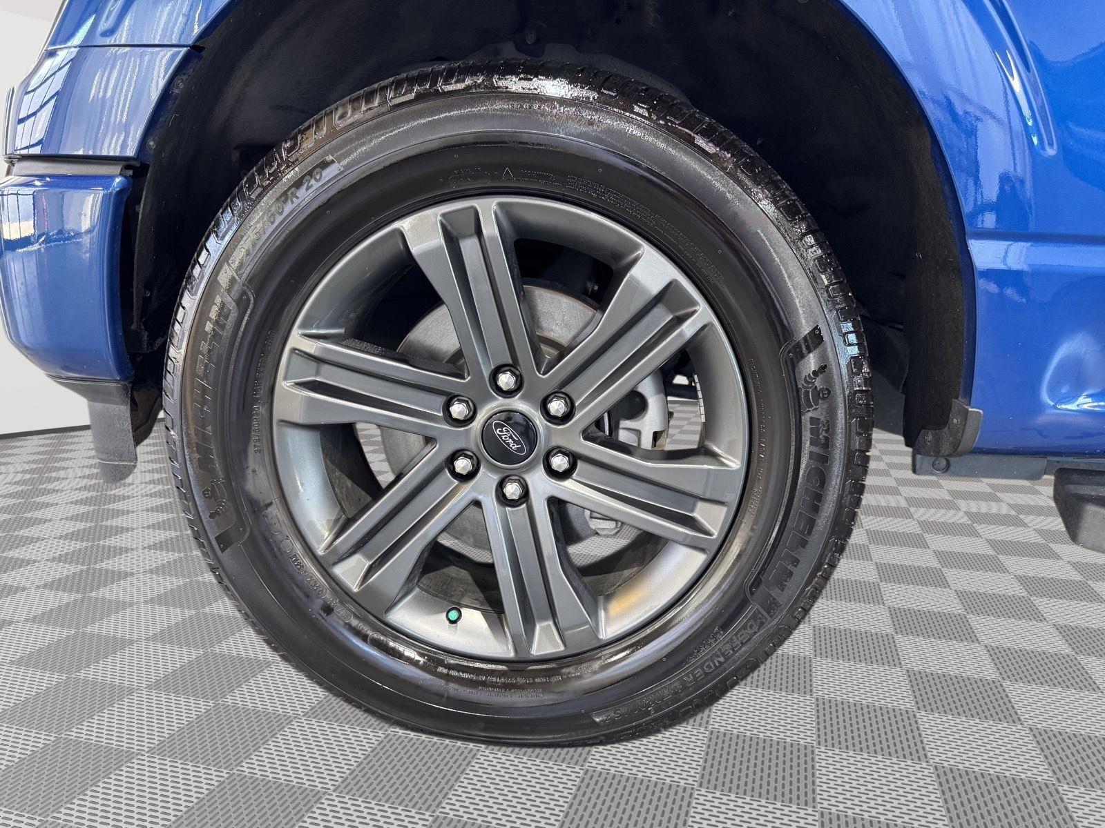 Vehicle photo 12