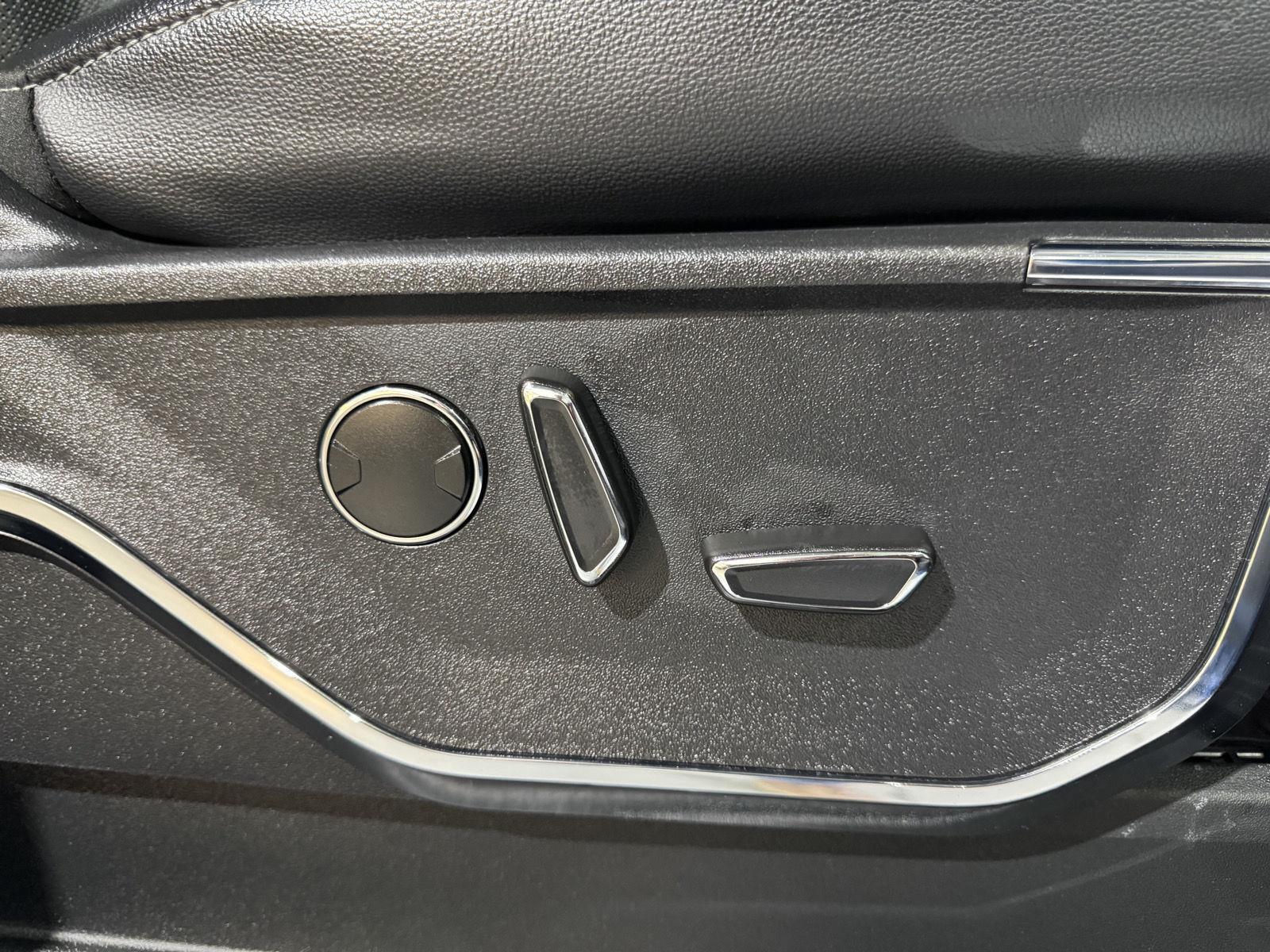 Vehicle photo 34
