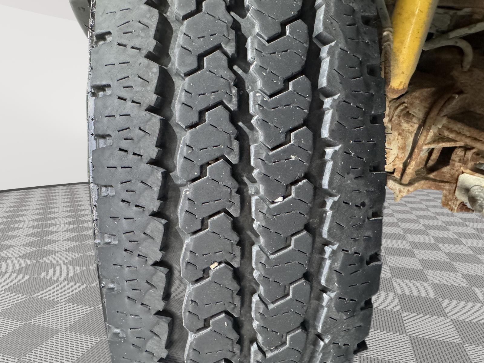 Vehicle photo 12