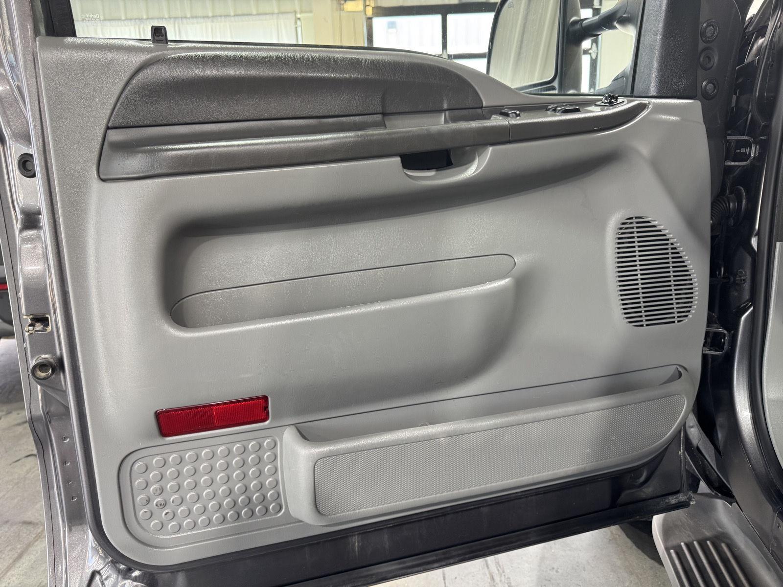 Vehicle photo 17