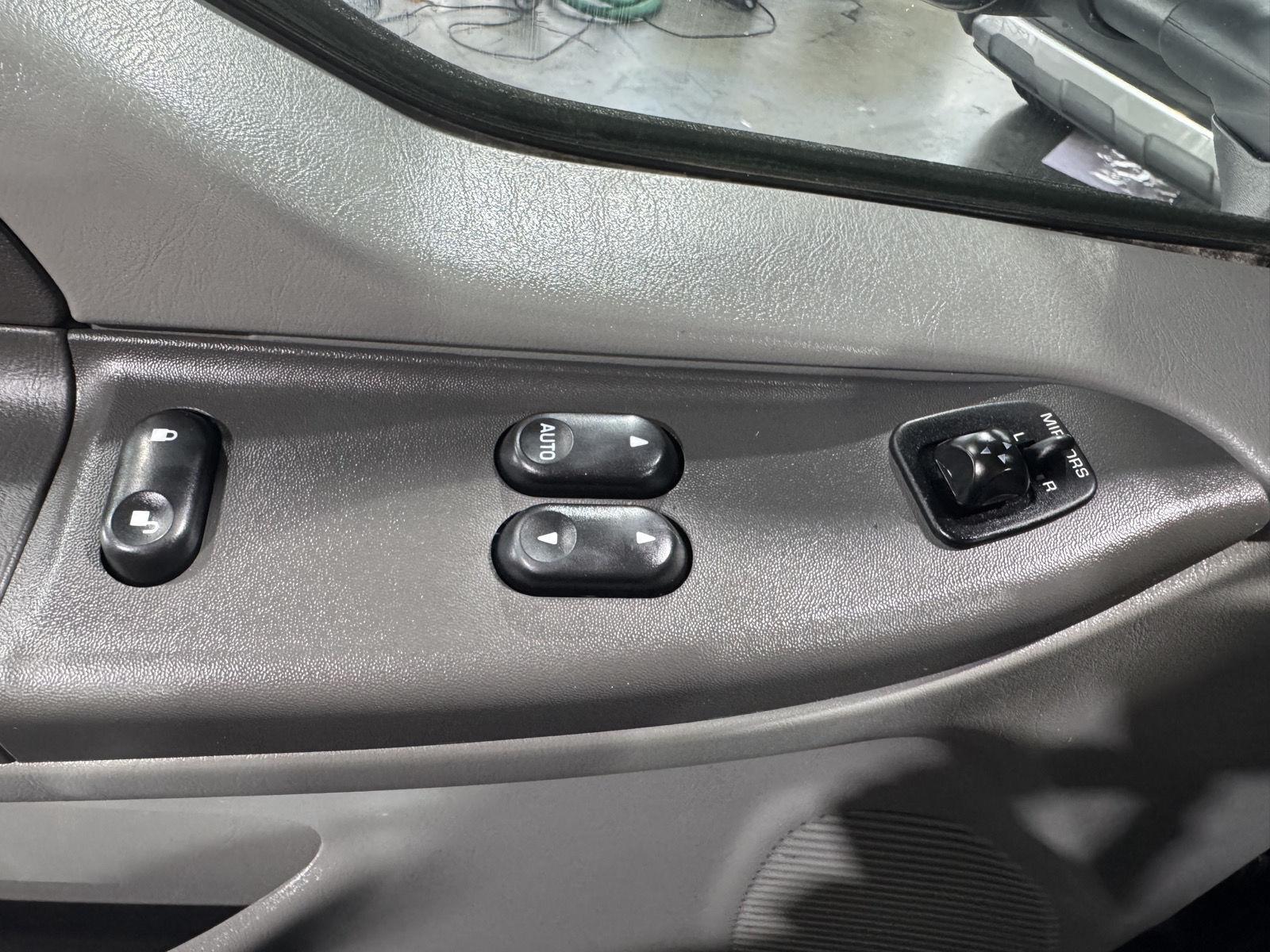 Vehicle photo 30