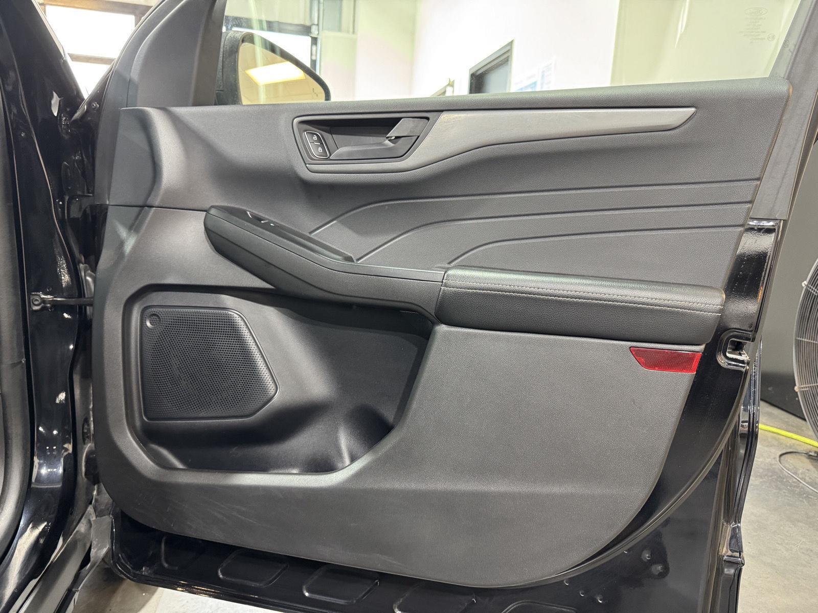 Vehicle photo 23