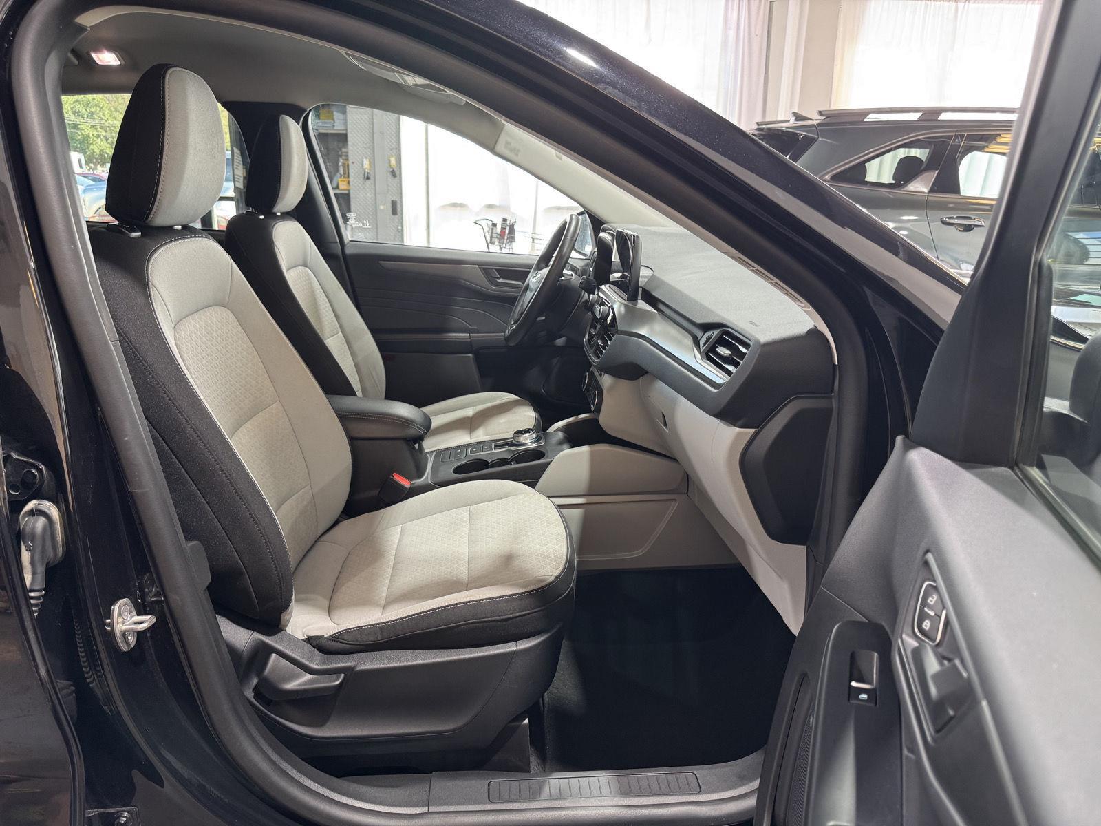 Vehicle photo 24