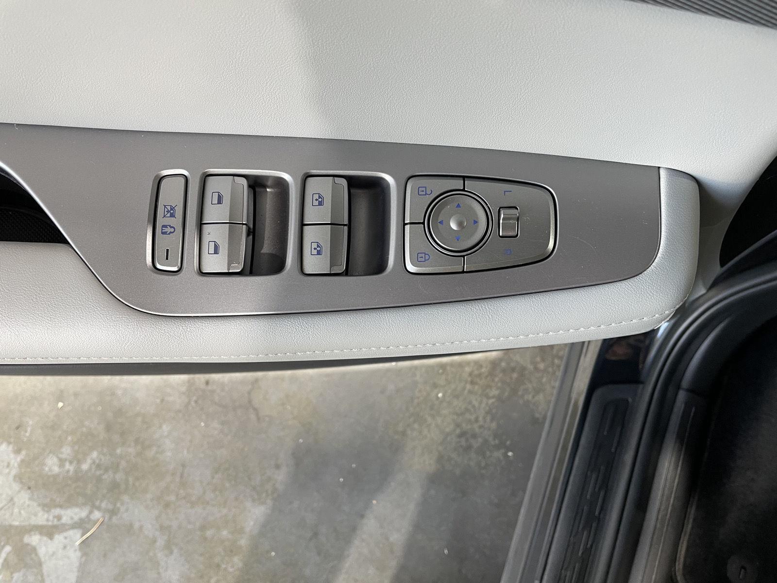 Vehicle photo 21