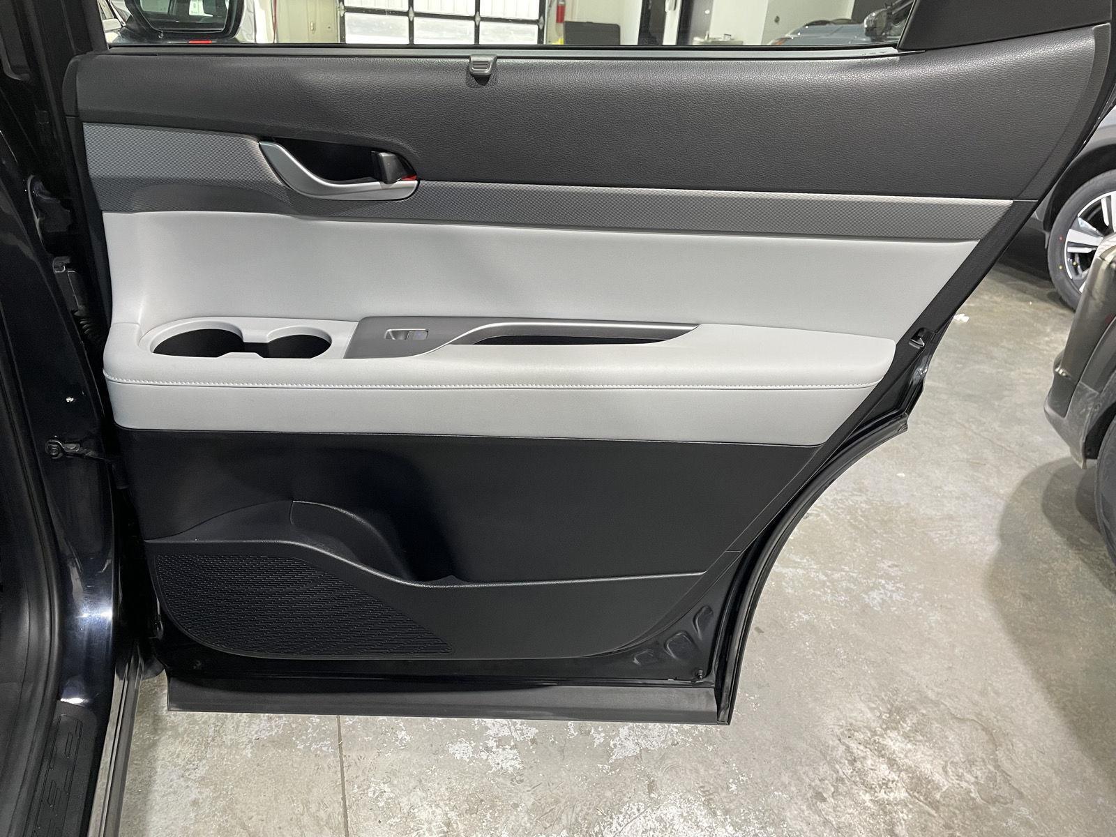 Vehicle photo 26