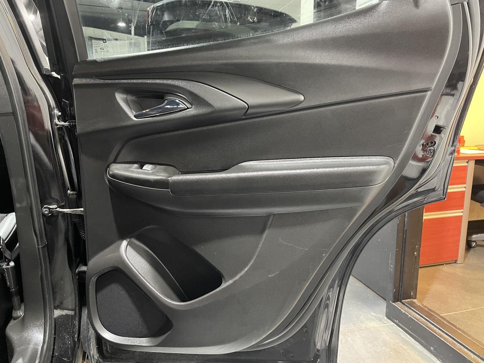 Vehicle photo 17