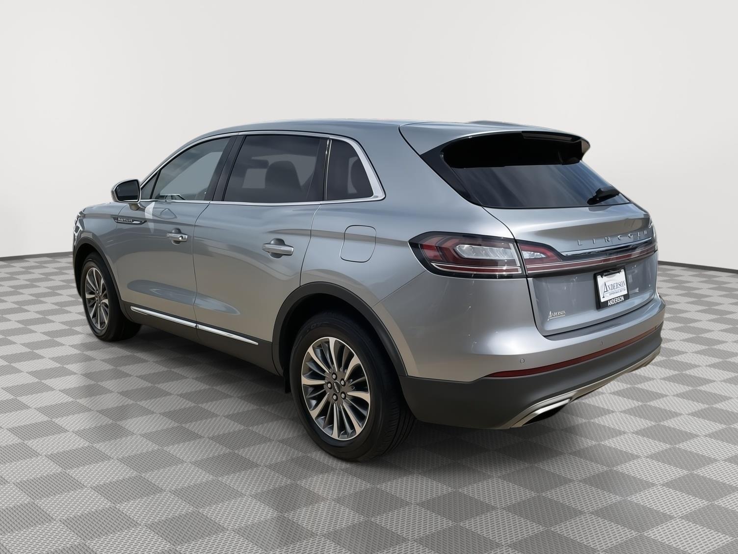 Vehicle photo 9