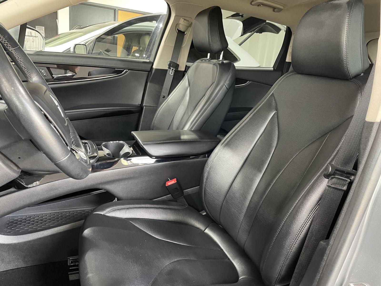 Vehicle photo 19