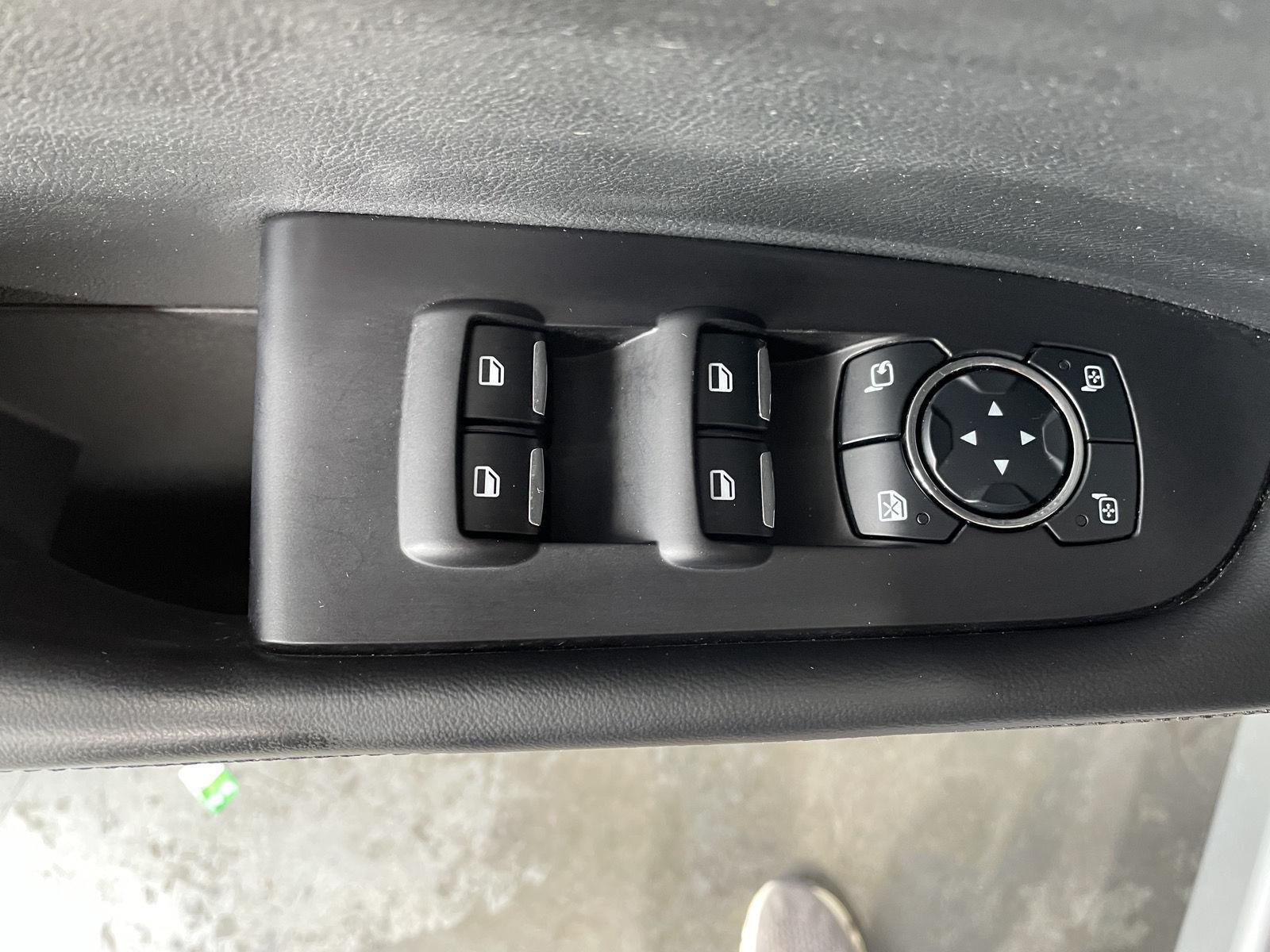 Vehicle photo 23