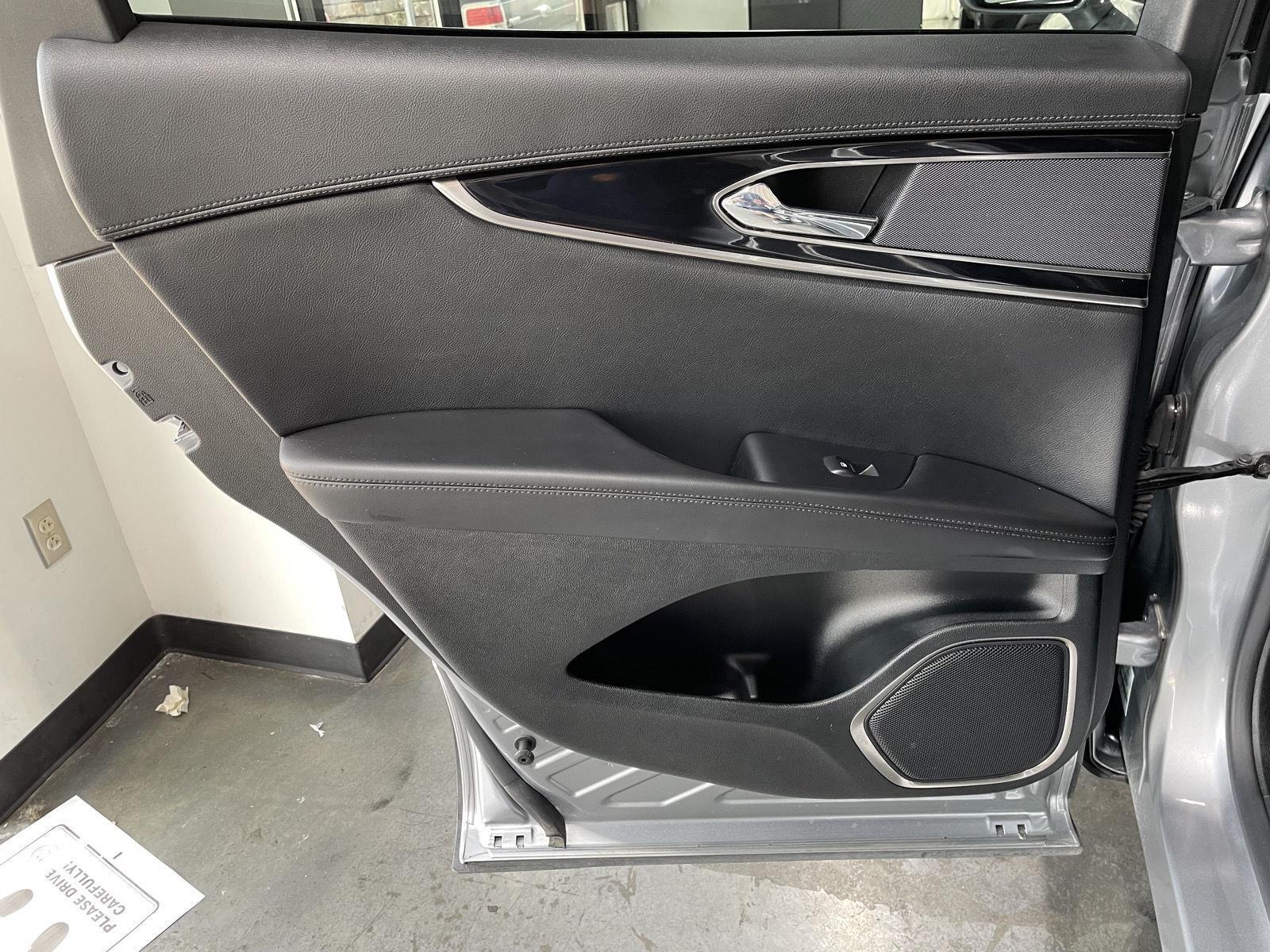 Vehicle photo 24