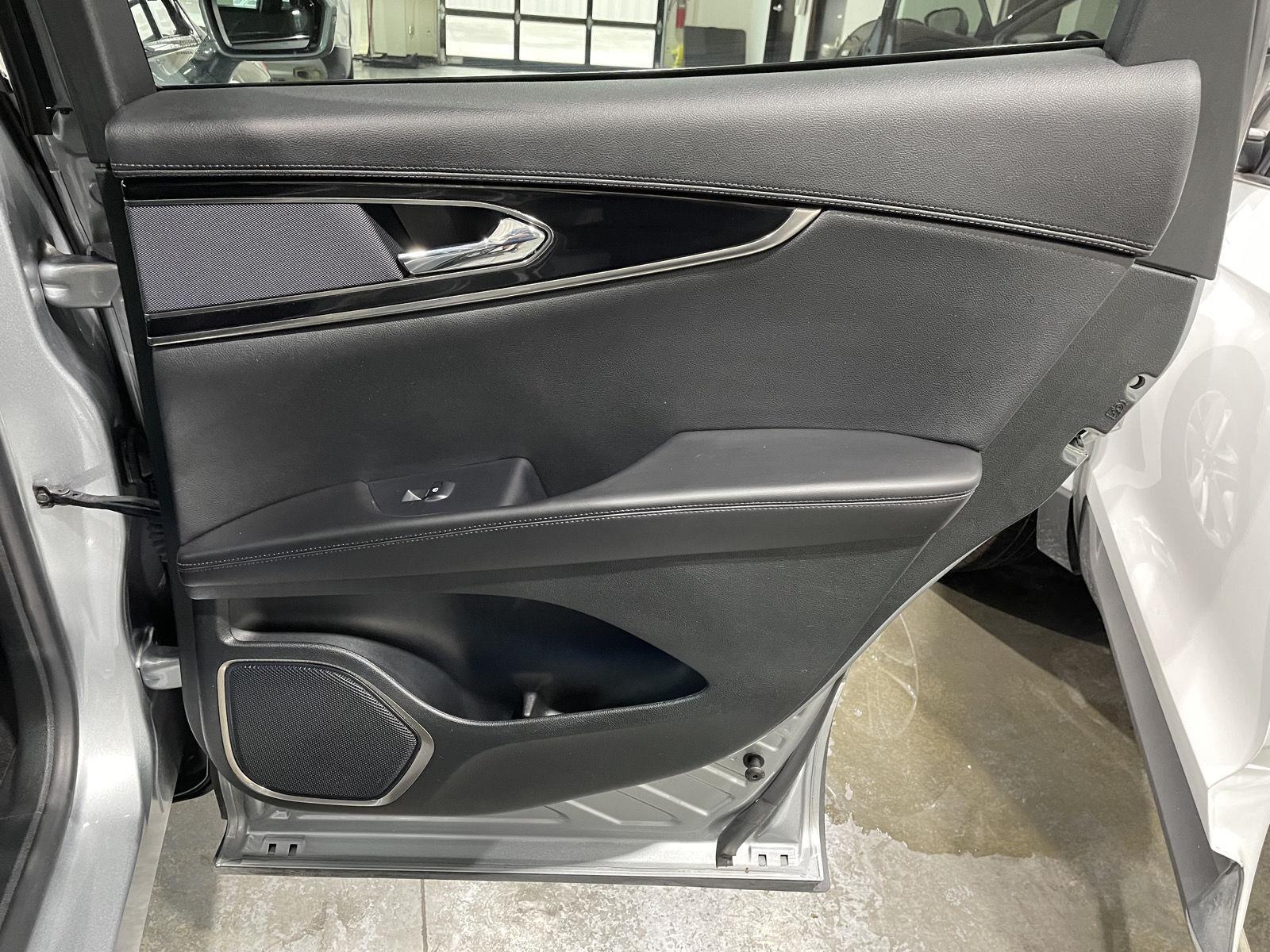 Vehicle photo 27