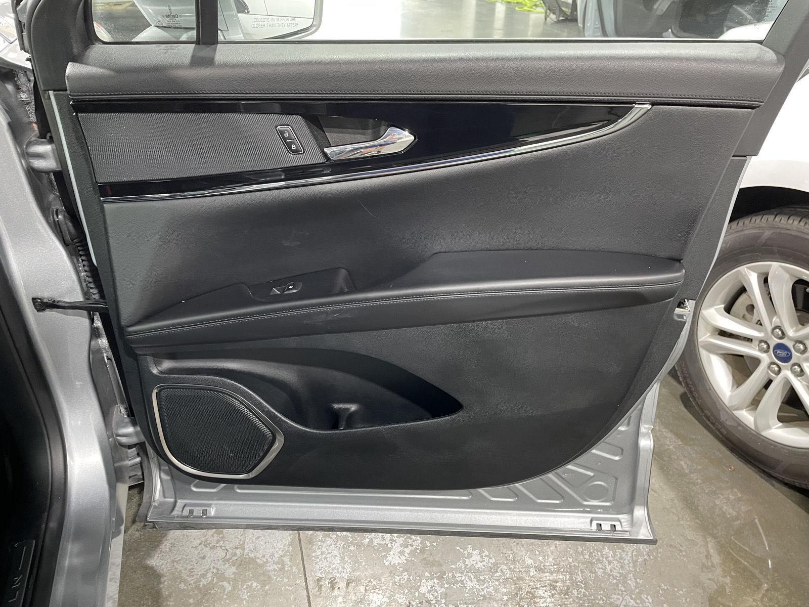 Vehicle photo 28