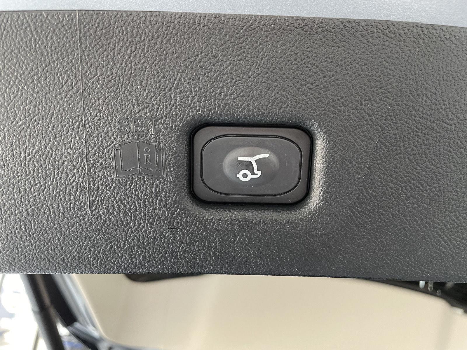 Vehicle photo 46