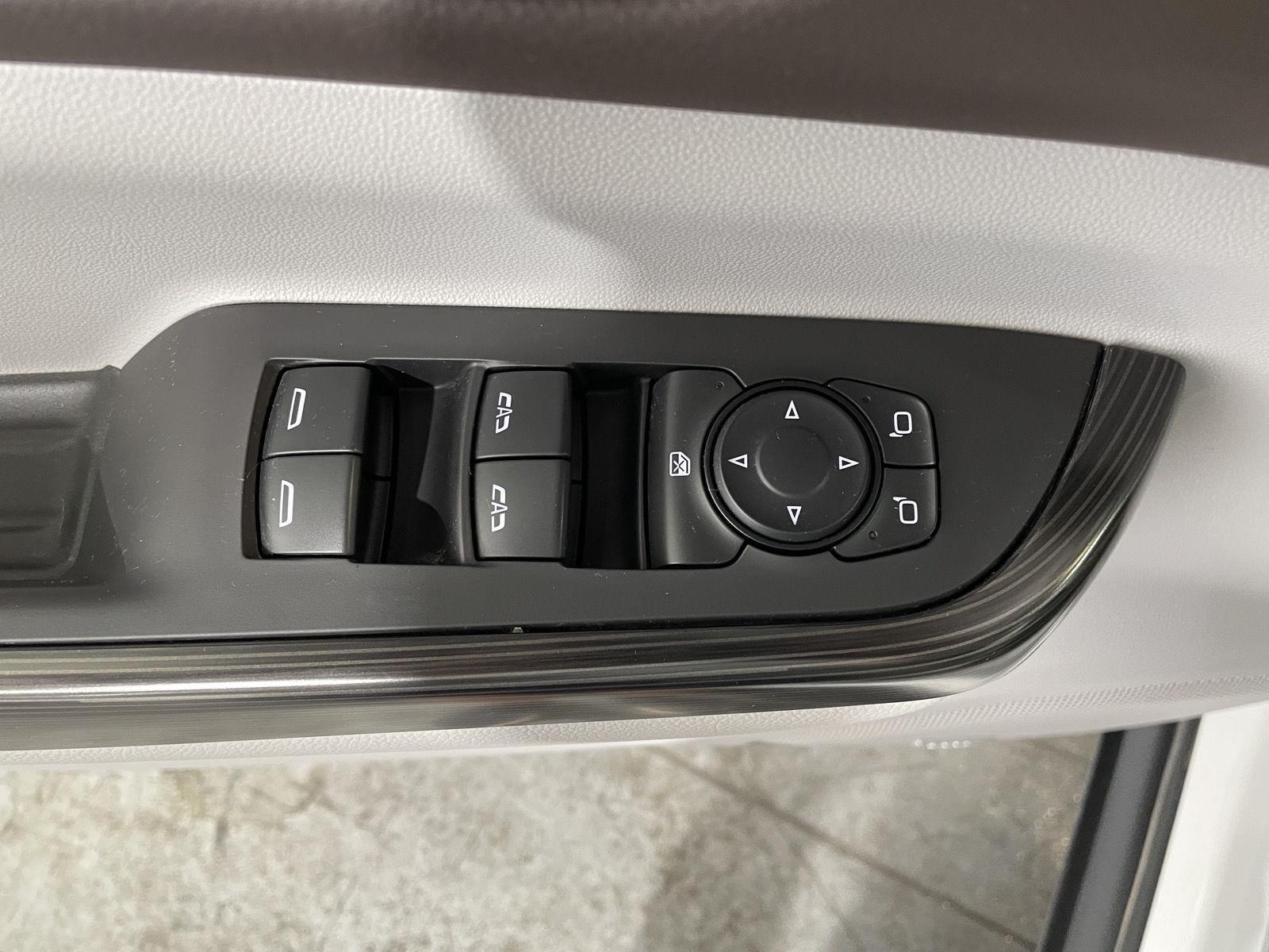 Vehicle photo 22