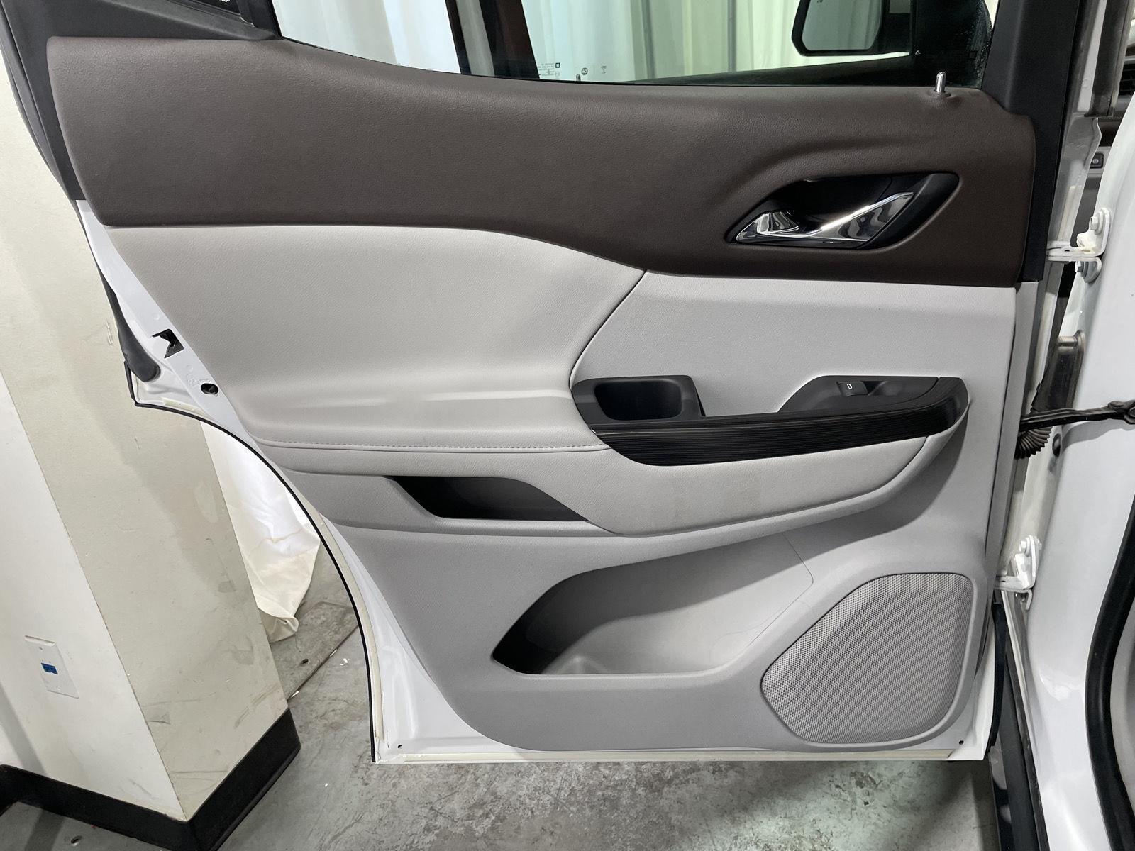 Vehicle photo 23