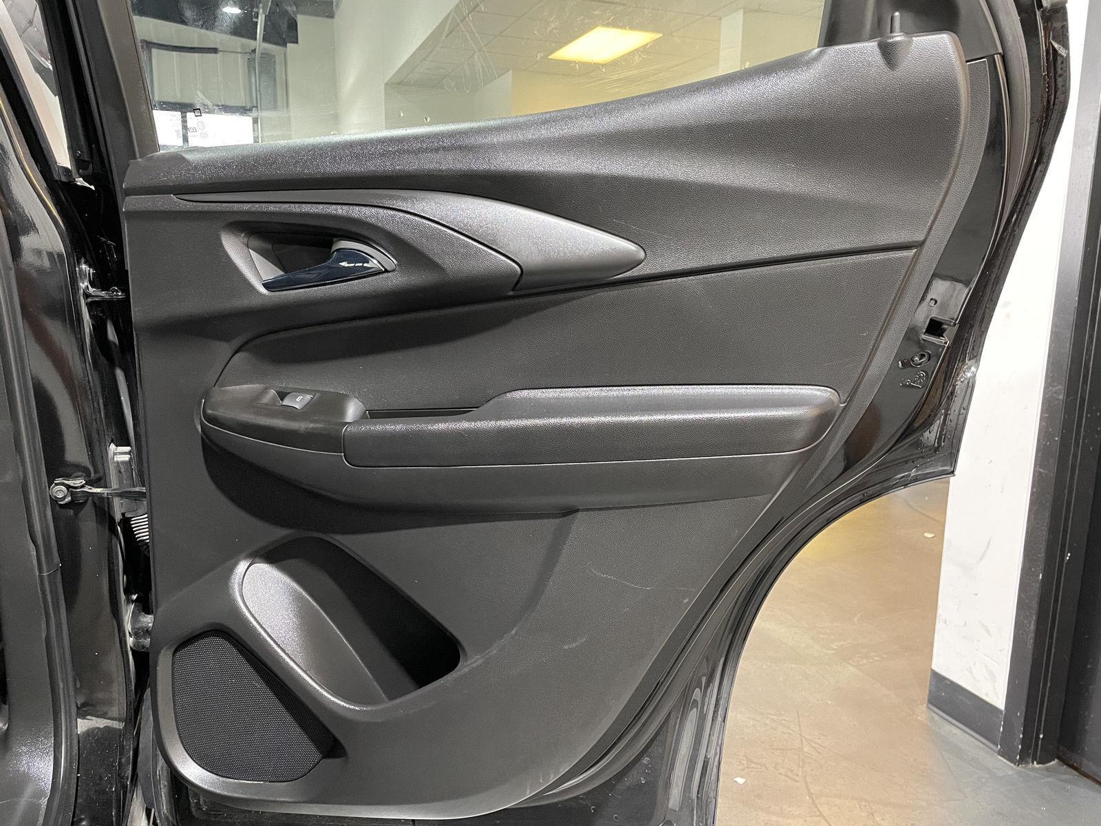 Vehicle photo 17