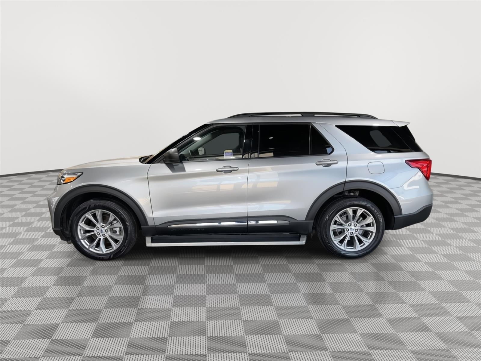Vehicle photo 2