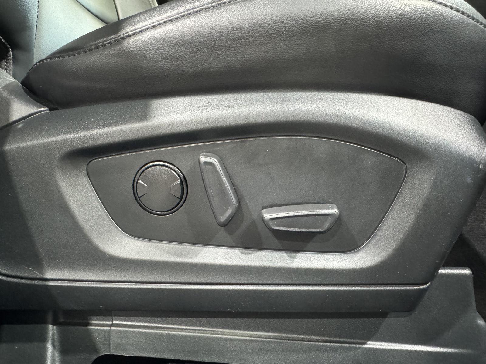 Vehicle photo 26