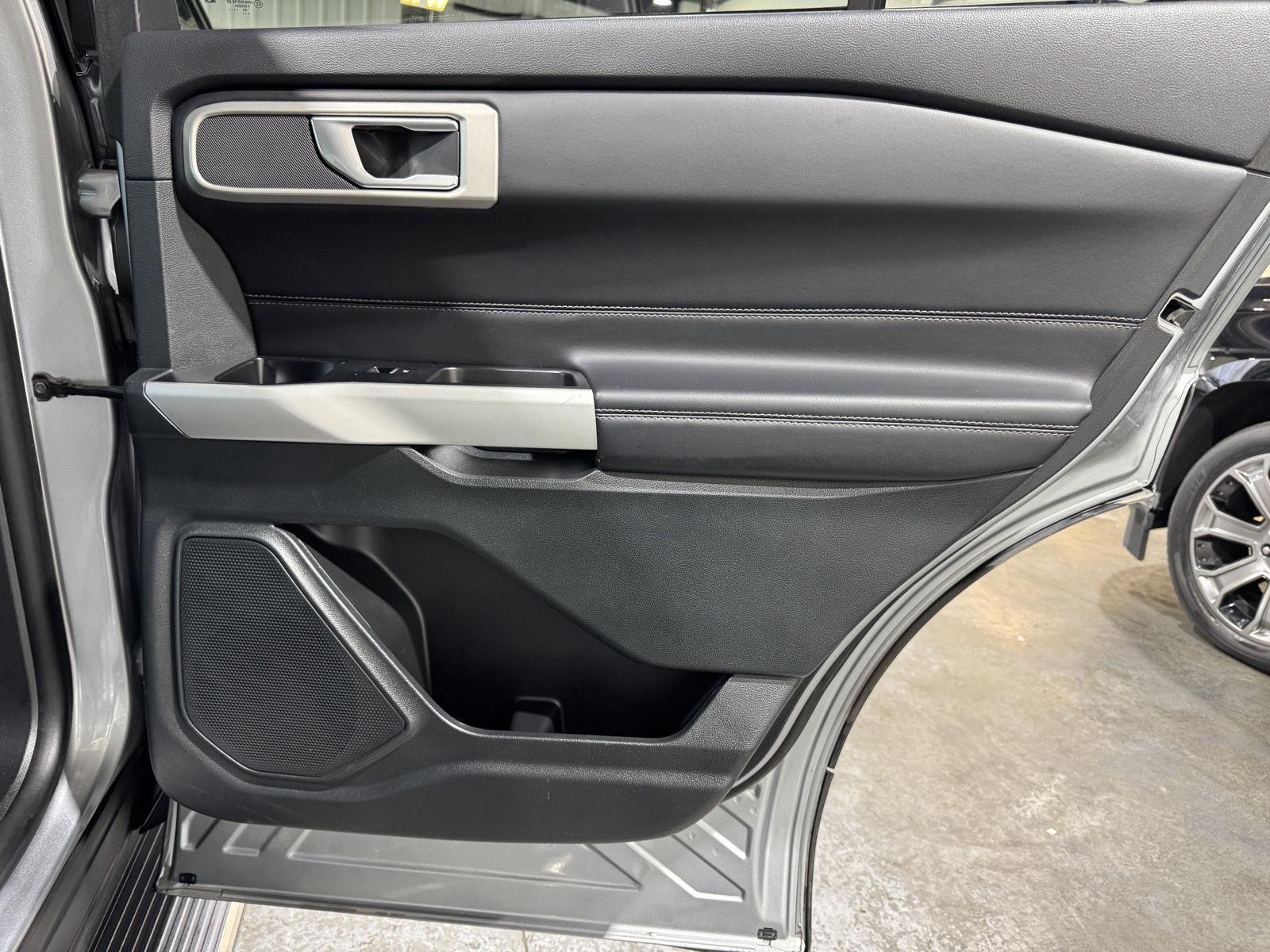 Vehicle photo 27