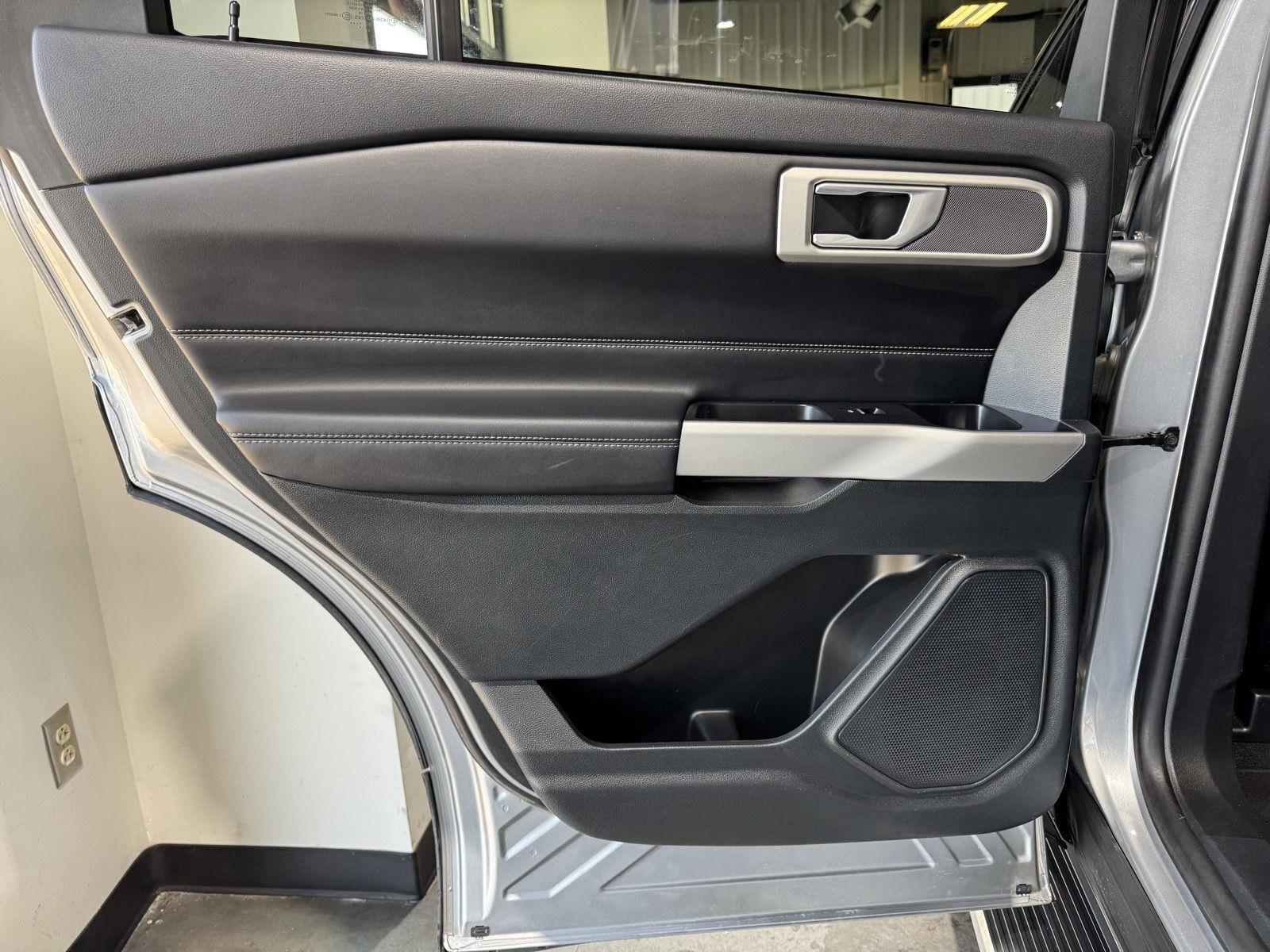 Vehicle photo 30
