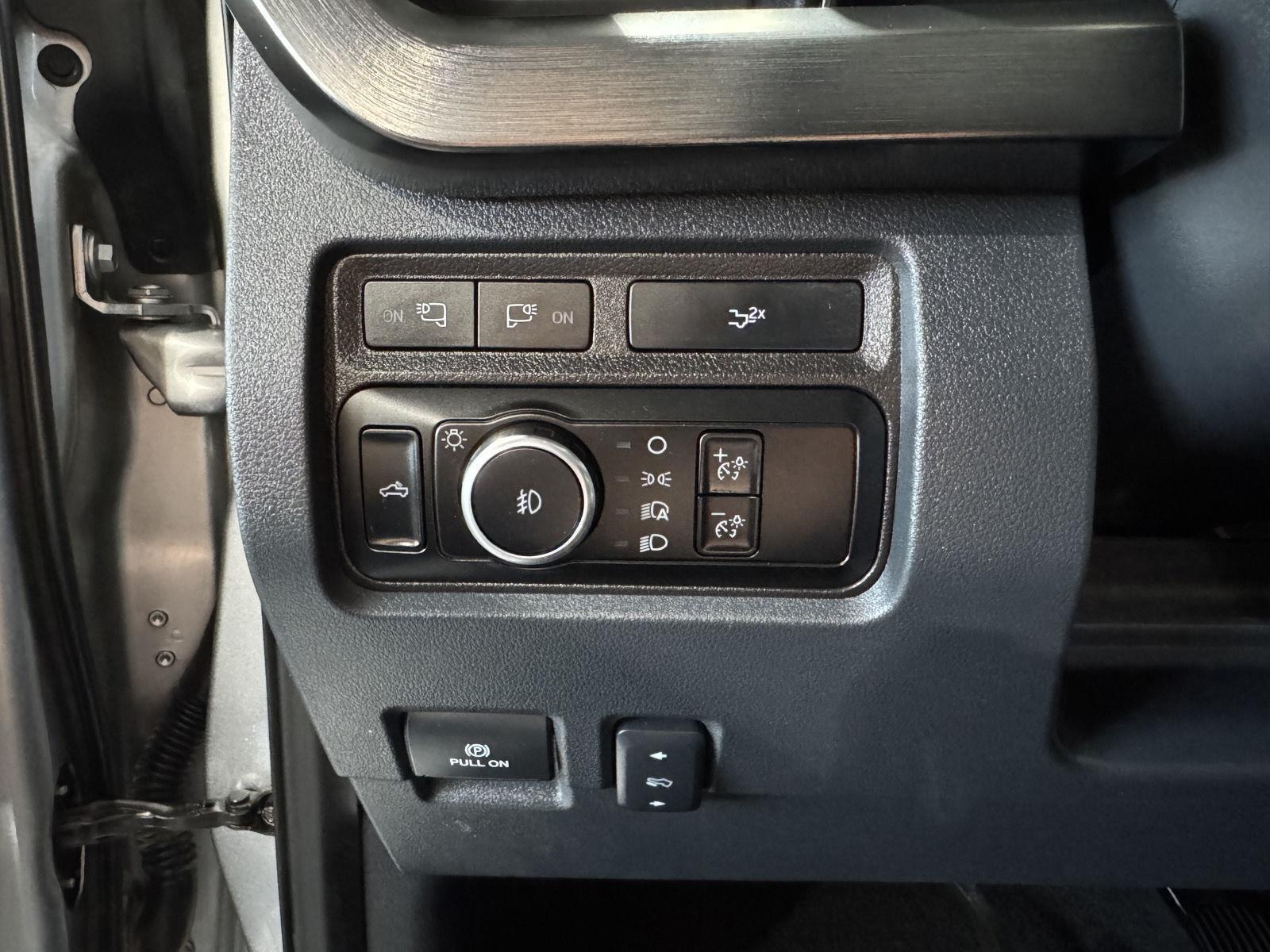 Vehicle photo 17