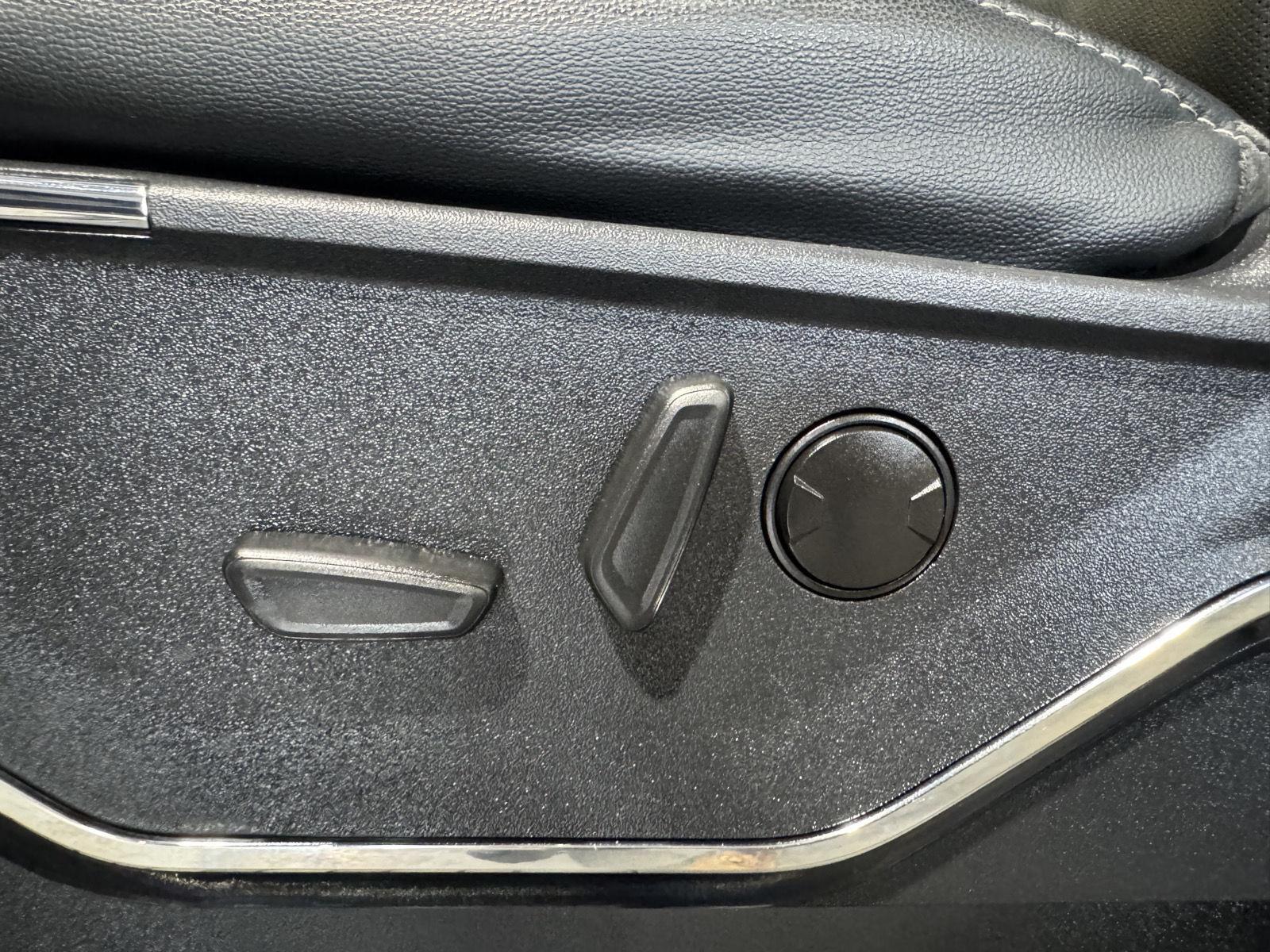 Vehicle photo 21