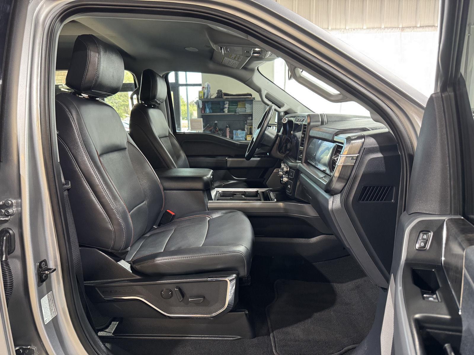 Vehicle photo 23
