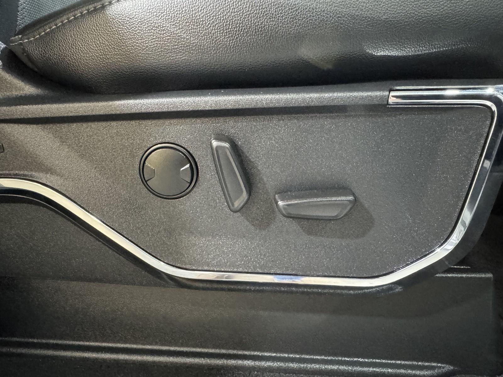 Vehicle photo 25