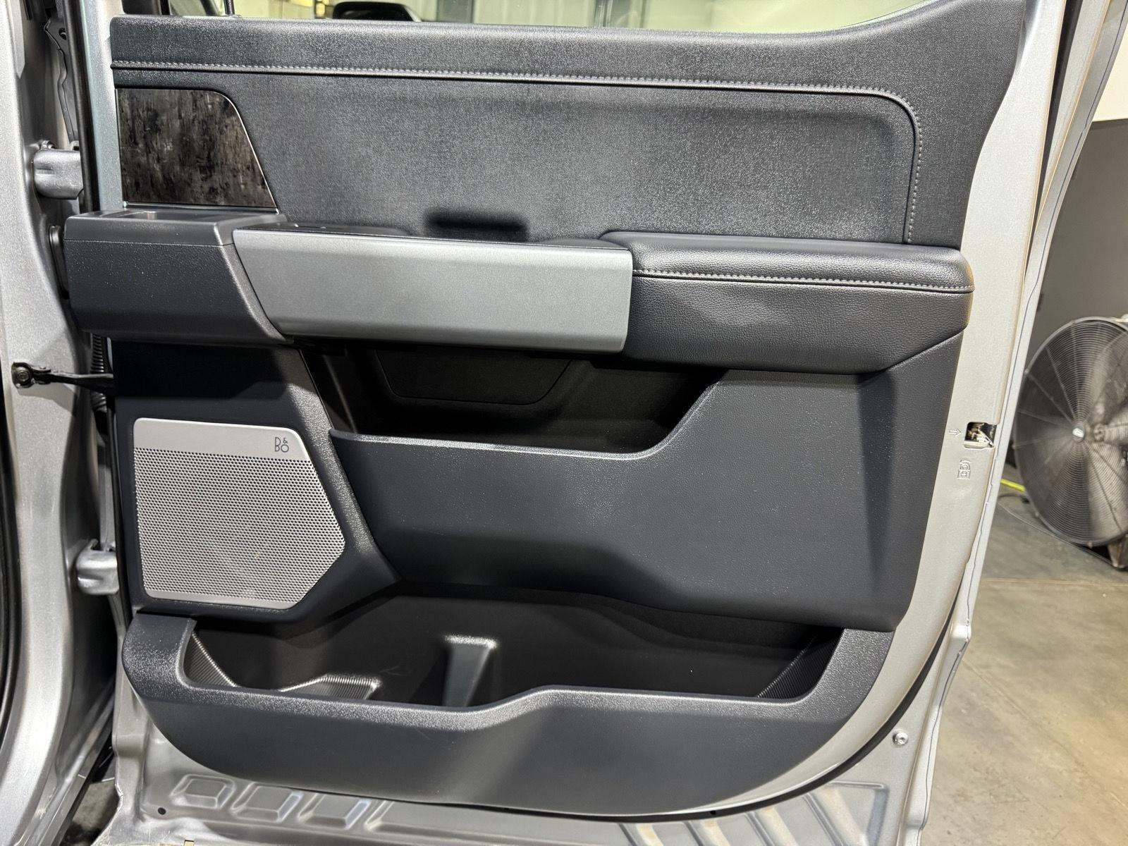 Vehicle photo 28