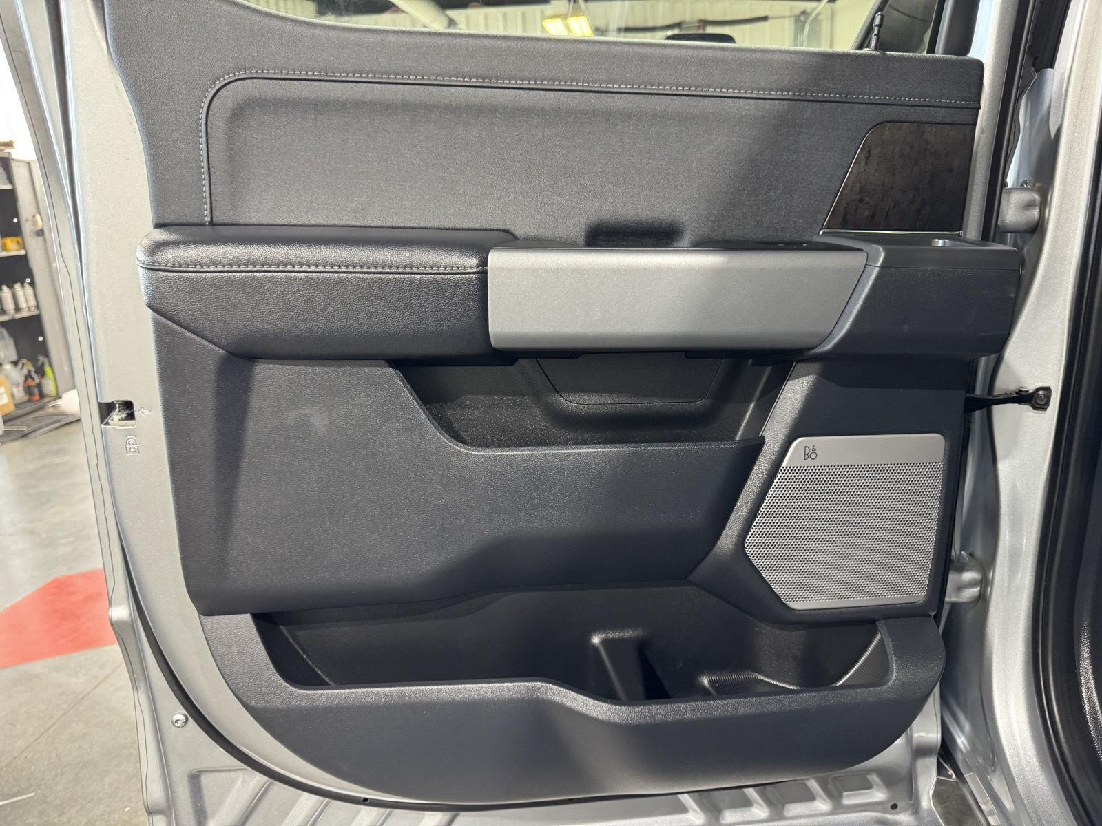 Vehicle photo 30