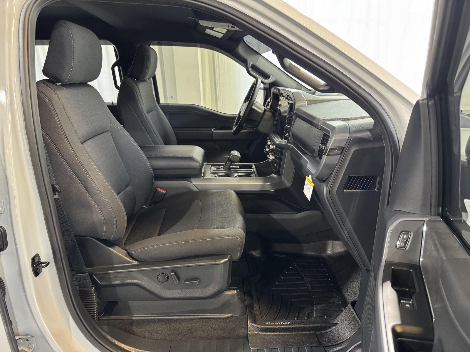 Vehicle photo 25
