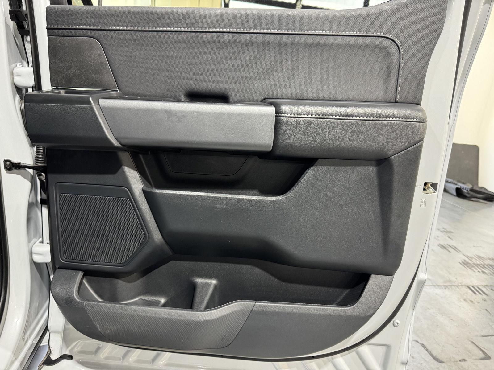 Vehicle photo 28