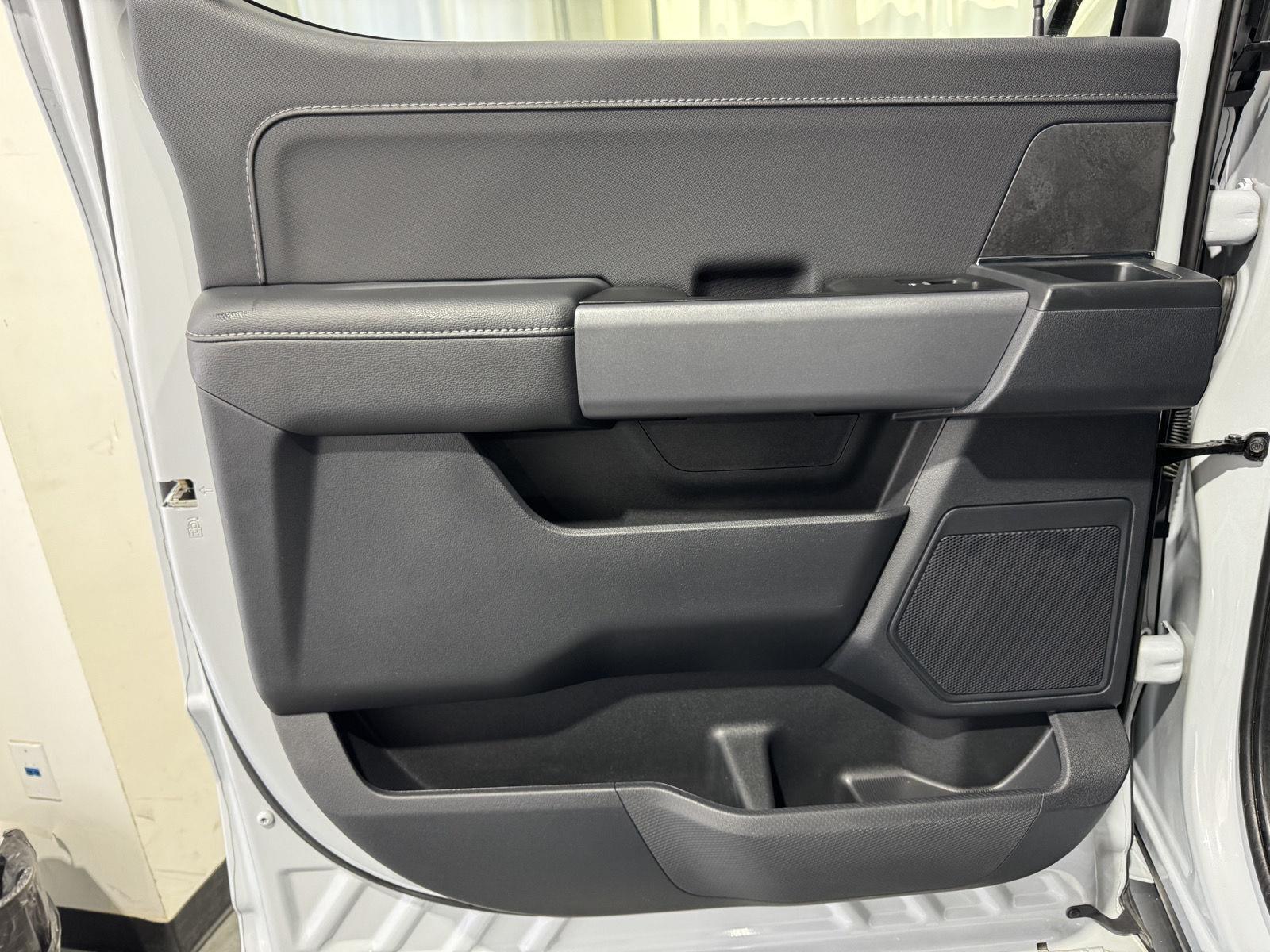 Vehicle photo 30