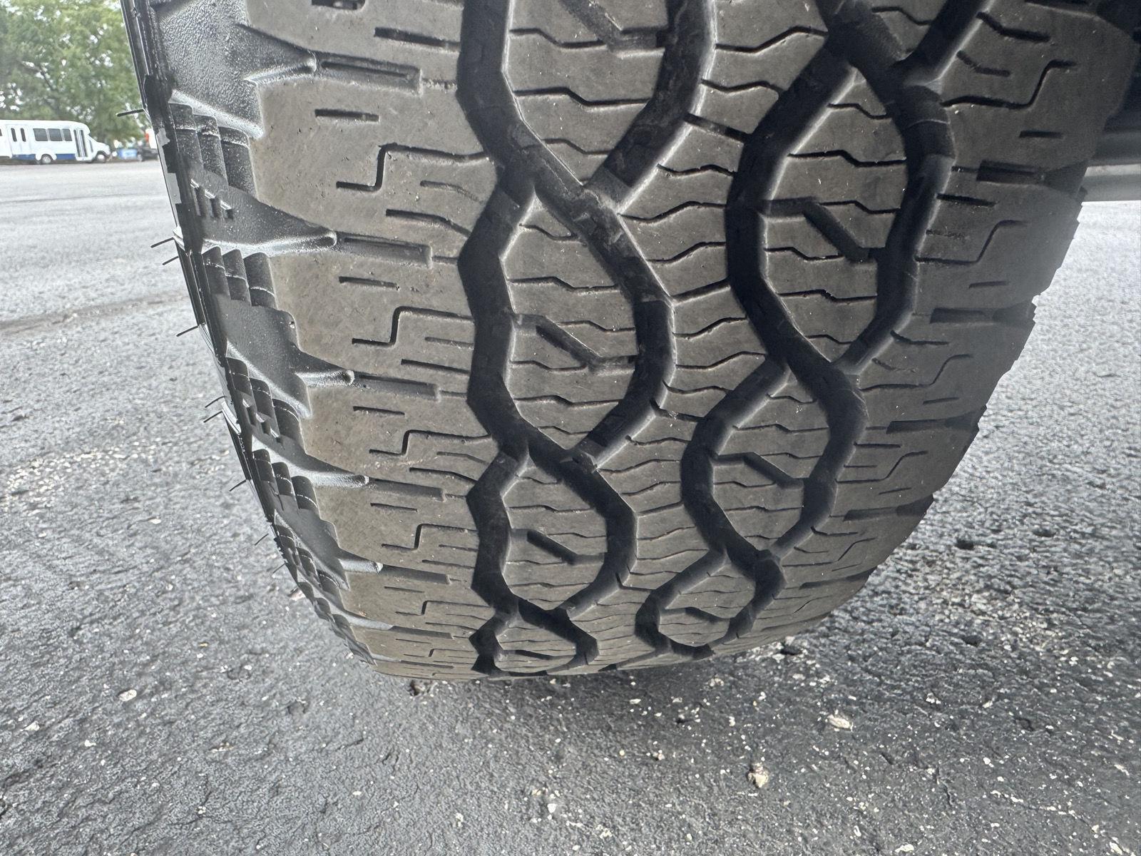 Vehicle photo 12