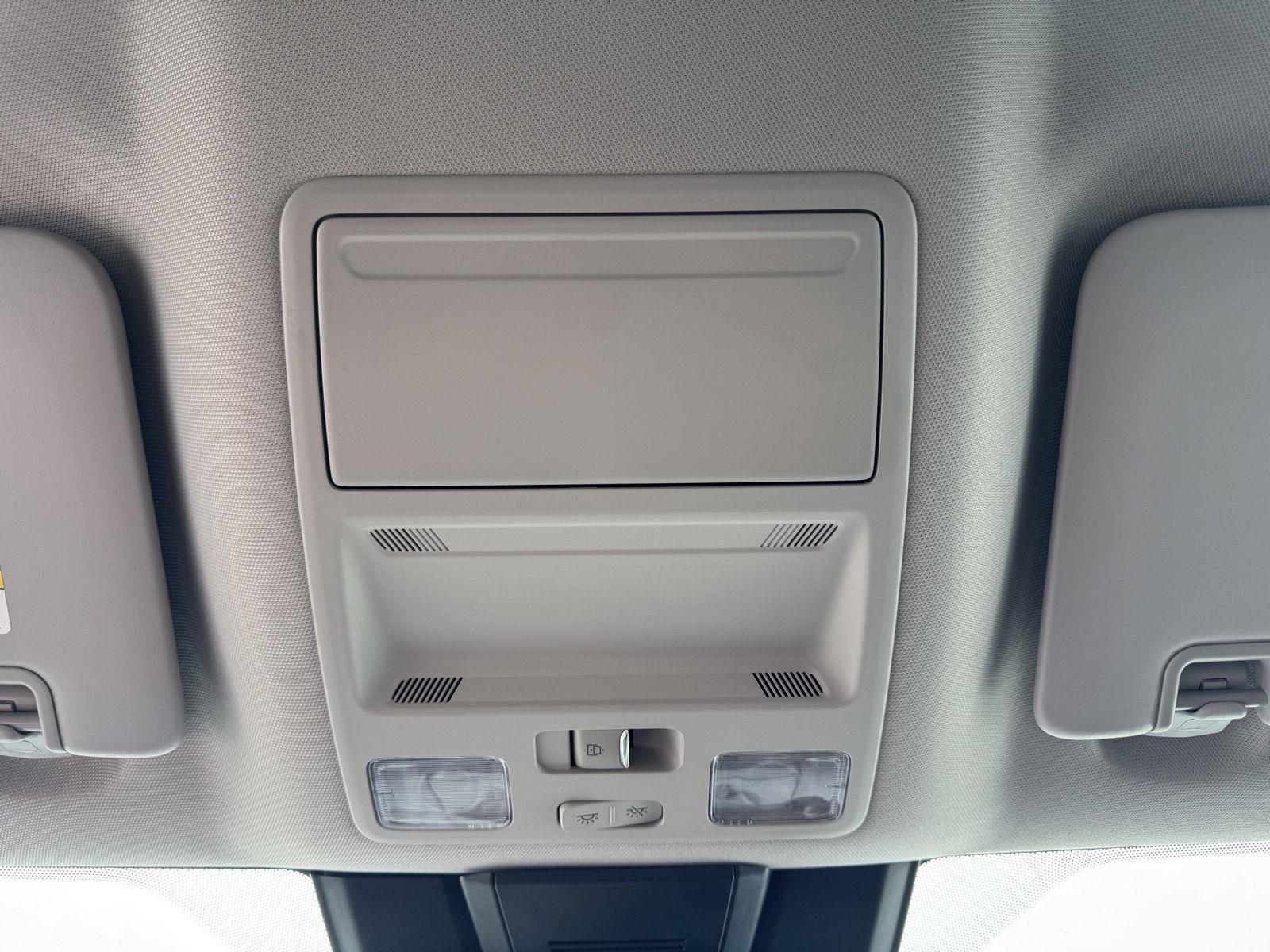 Vehicle photo 32