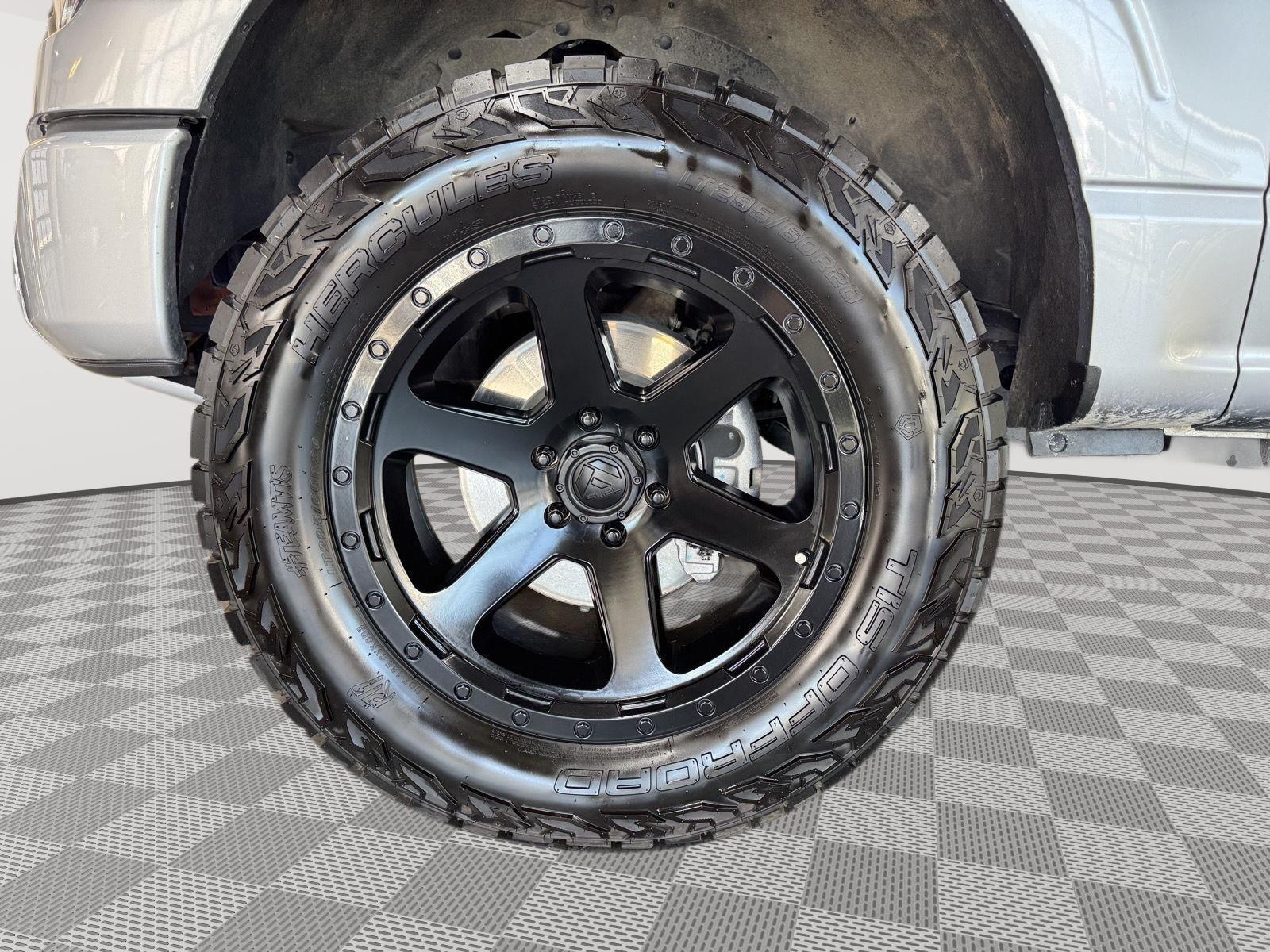 Vehicle photo 11