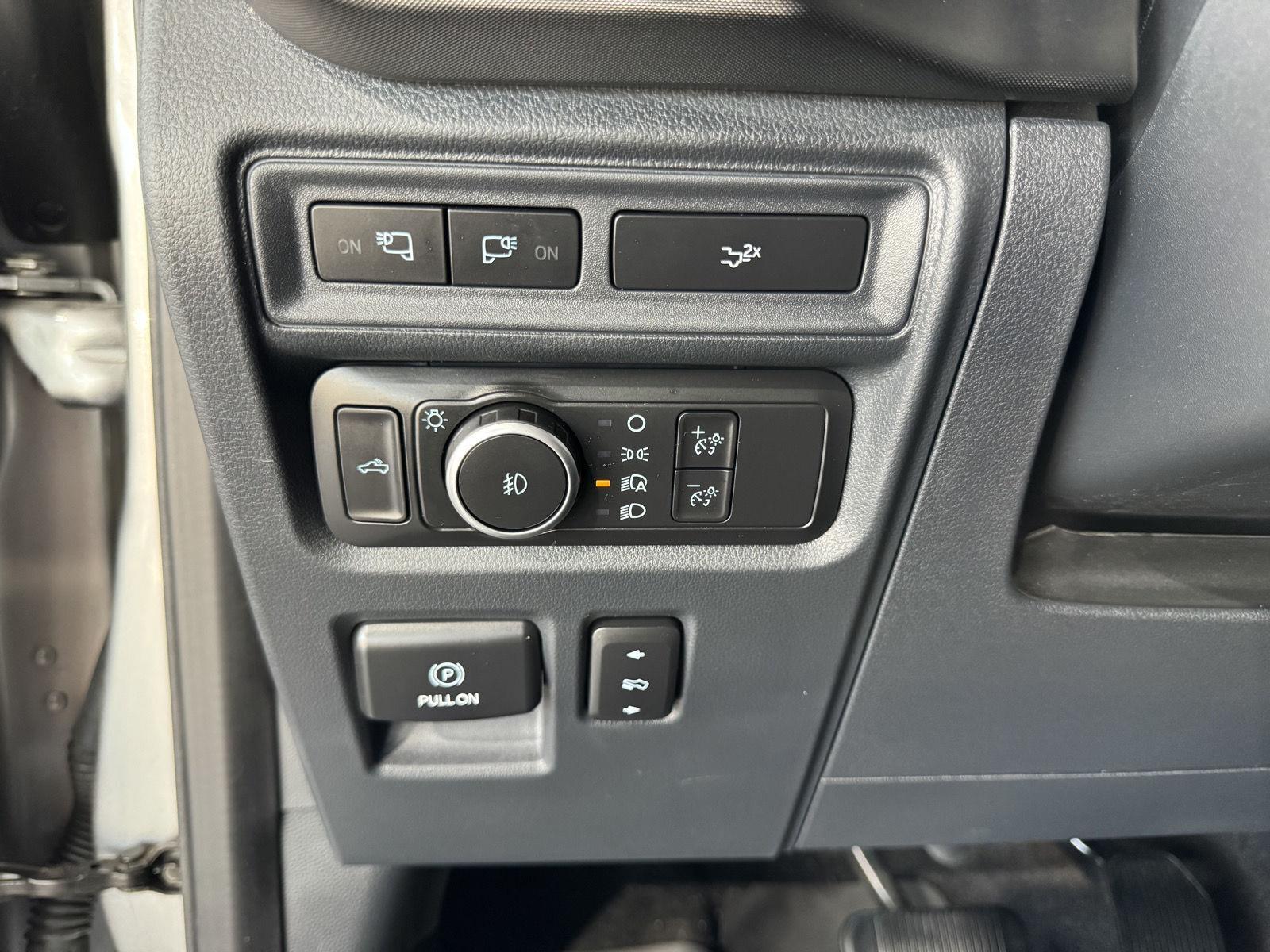 Vehicle photo 17