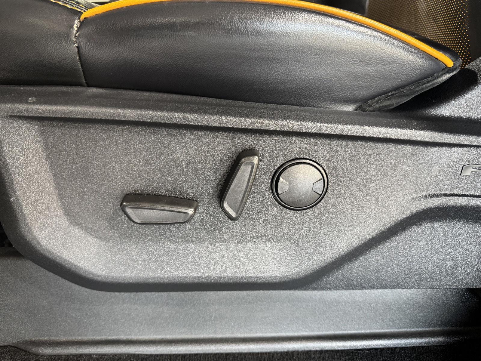 Vehicle photo 21
