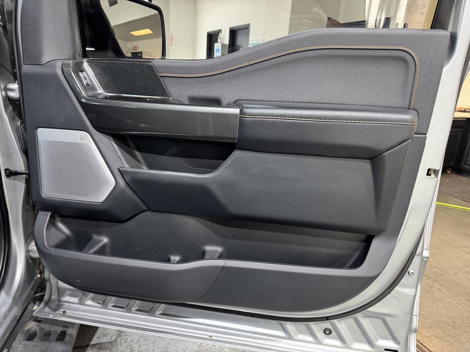 Vehicle photo 24