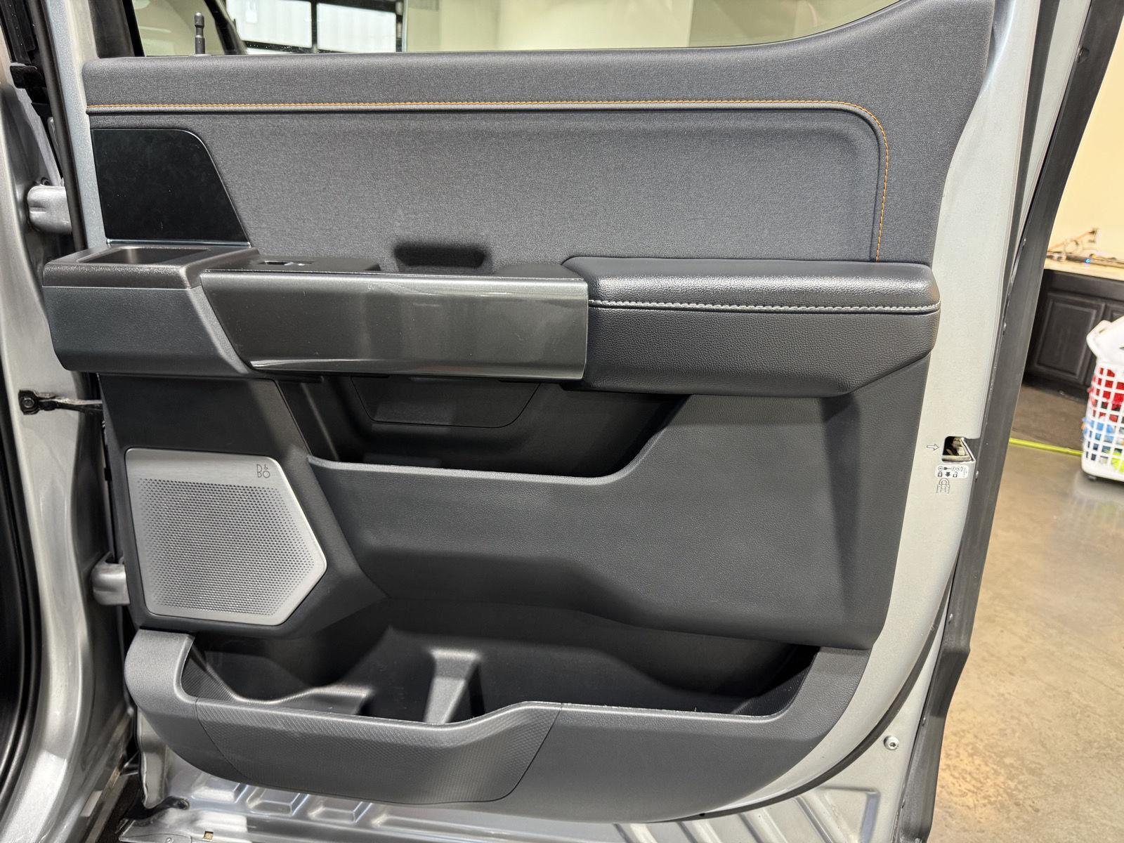 Vehicle photo 28