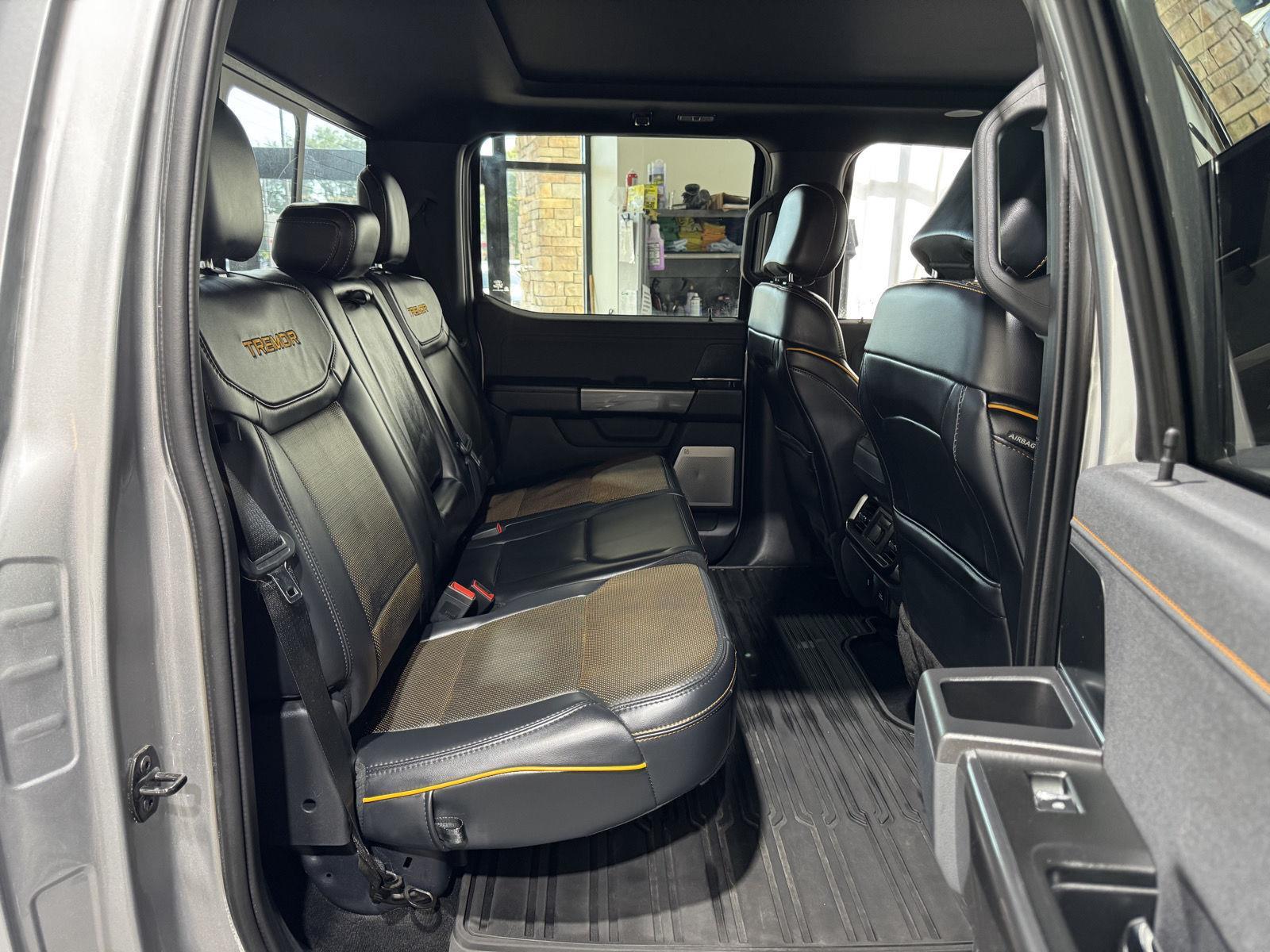 Vehicle photo 29