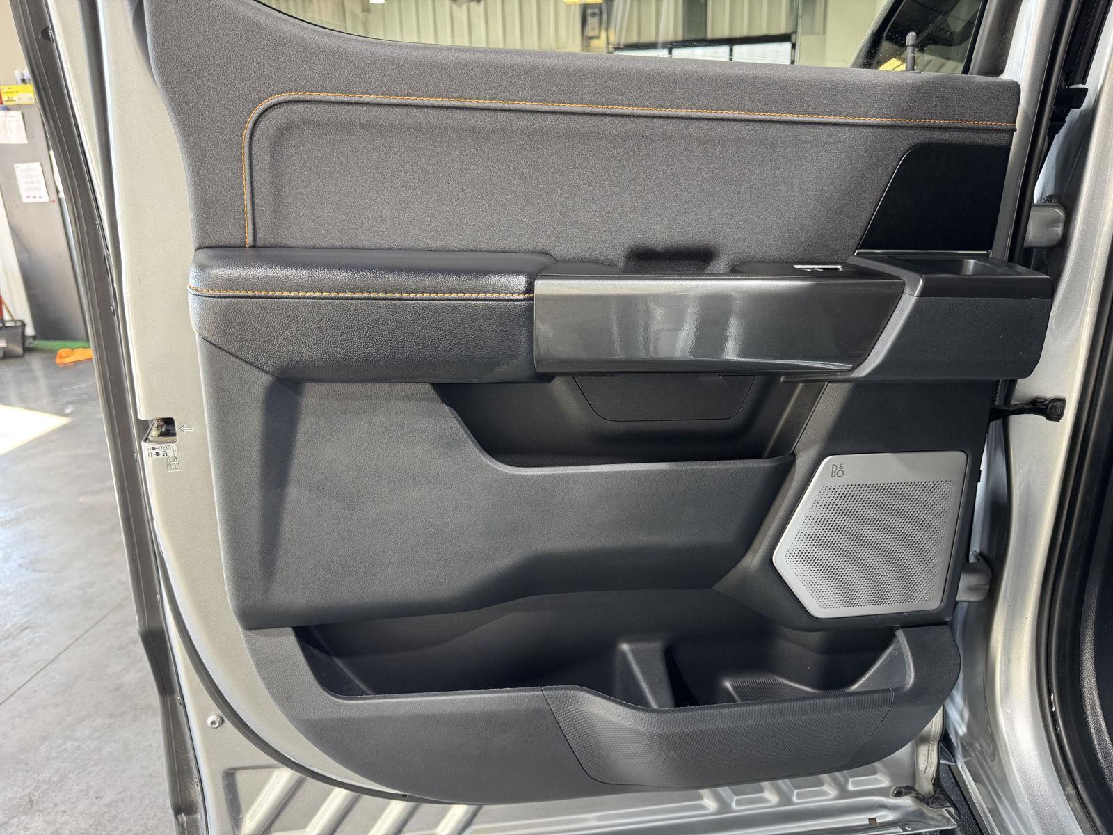 Vehicle photo 30