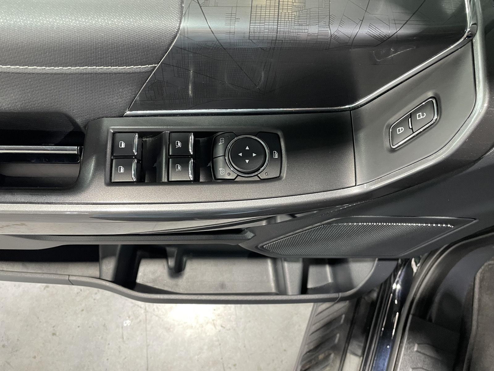 Vehicle photo 23